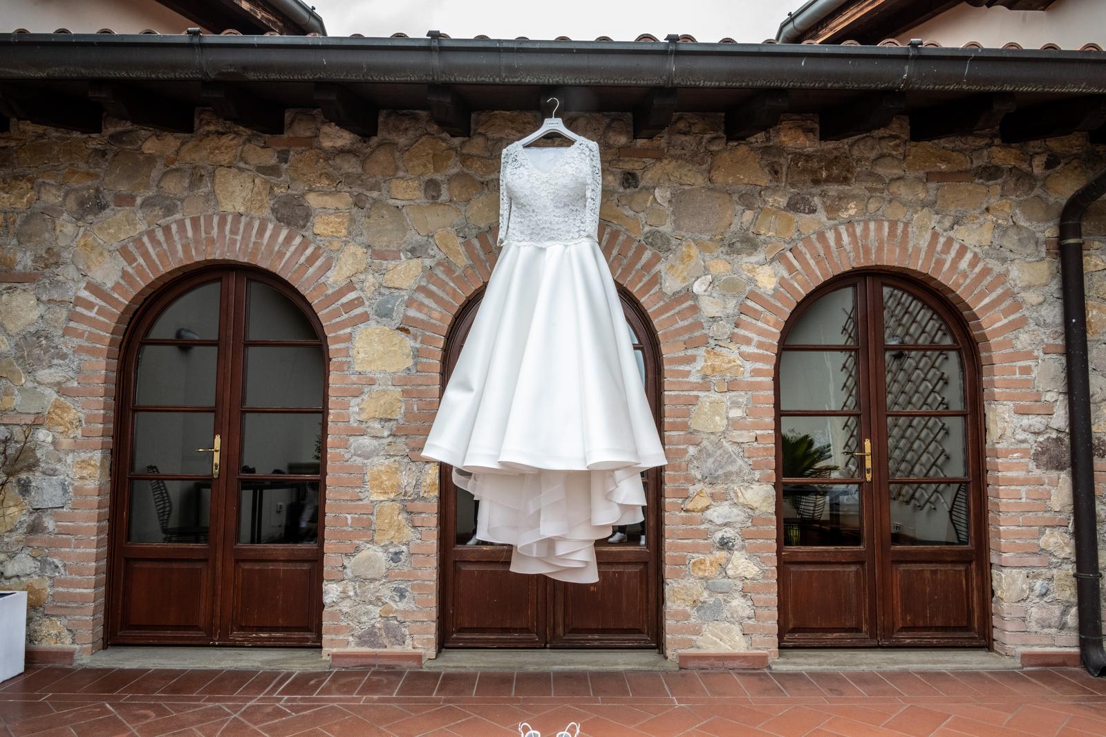 Abito da sposa sartoriale pizzo Anna Cantine Bellavista