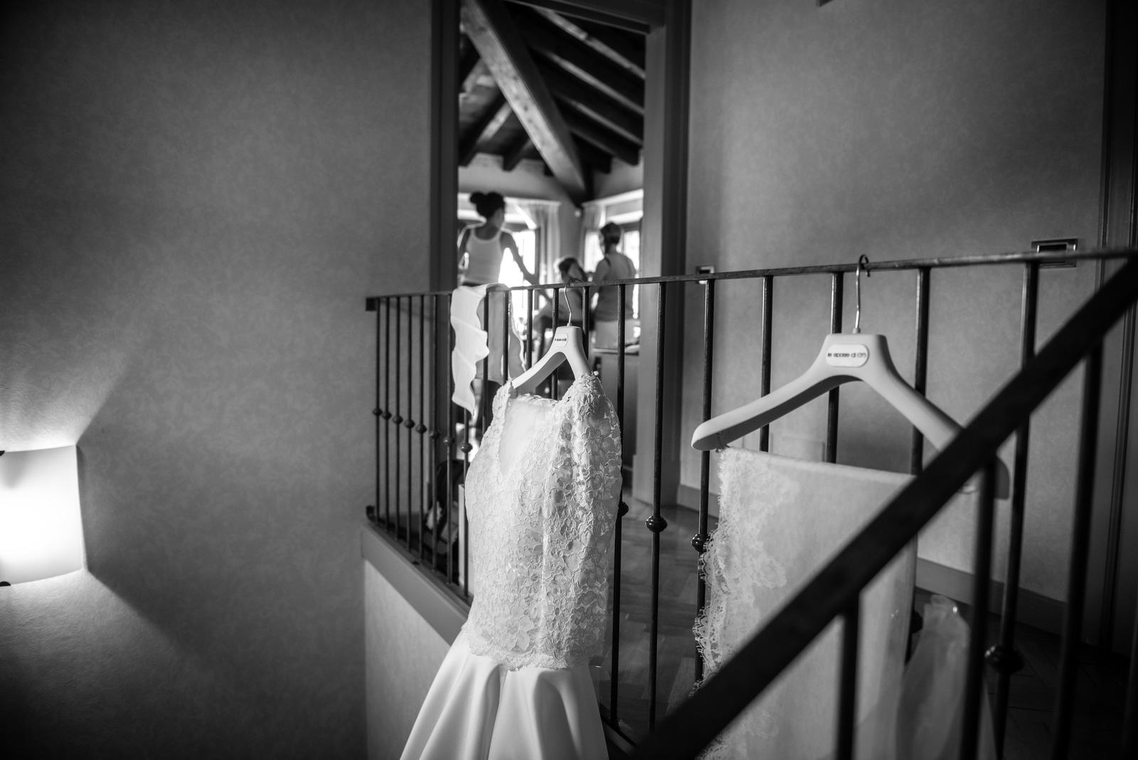Abito sposa bianco e nero luce naturale
