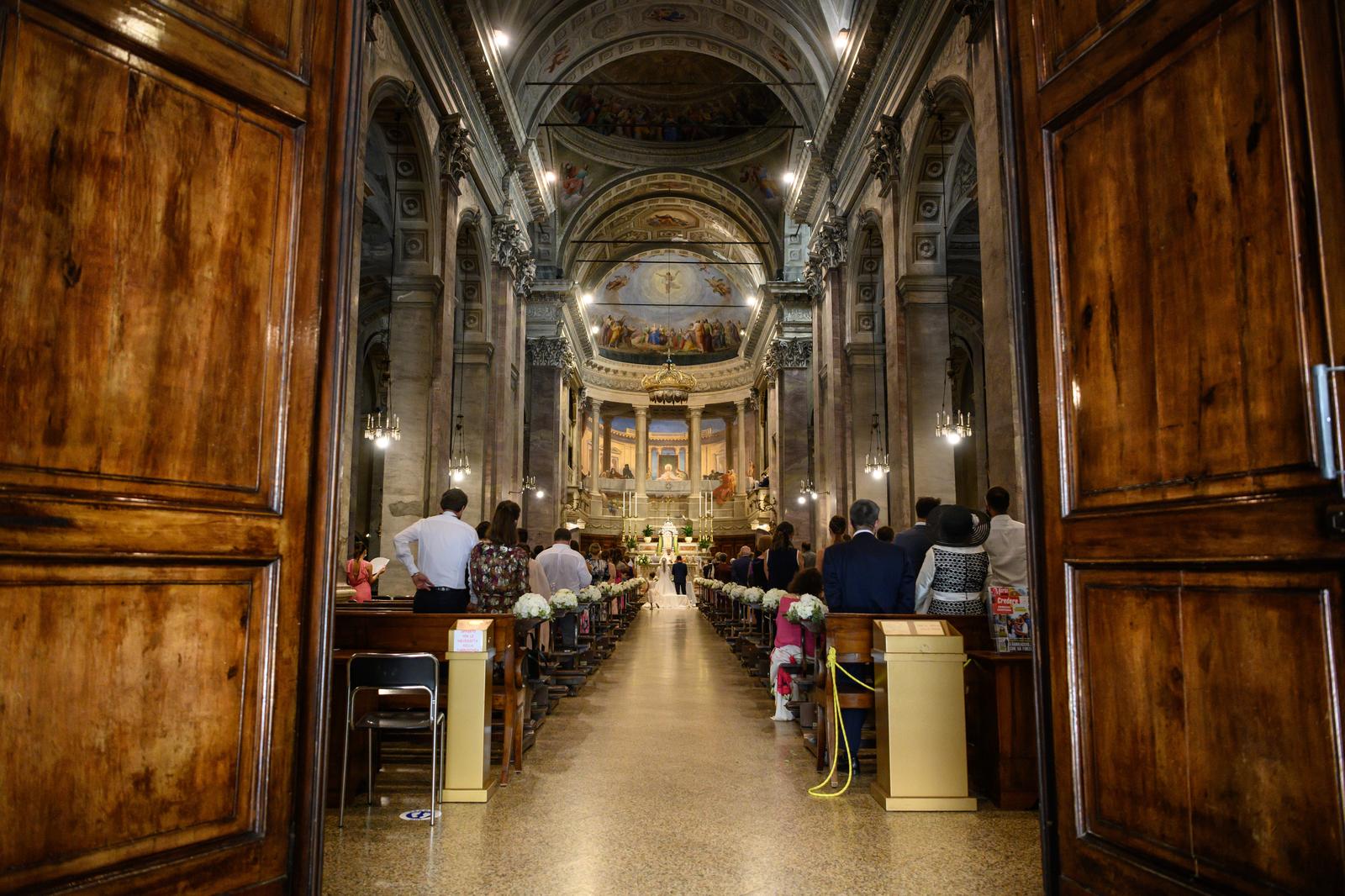 Prospettiva portale chiesa e navata matrimonio