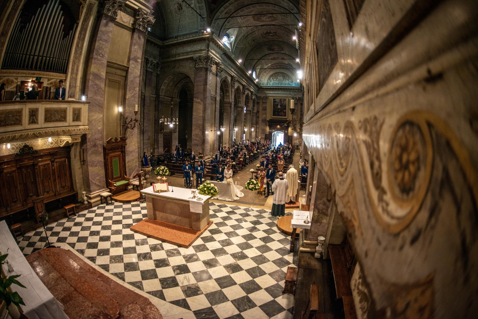 Scorcio panoramico matroneo navata chiesa nozze