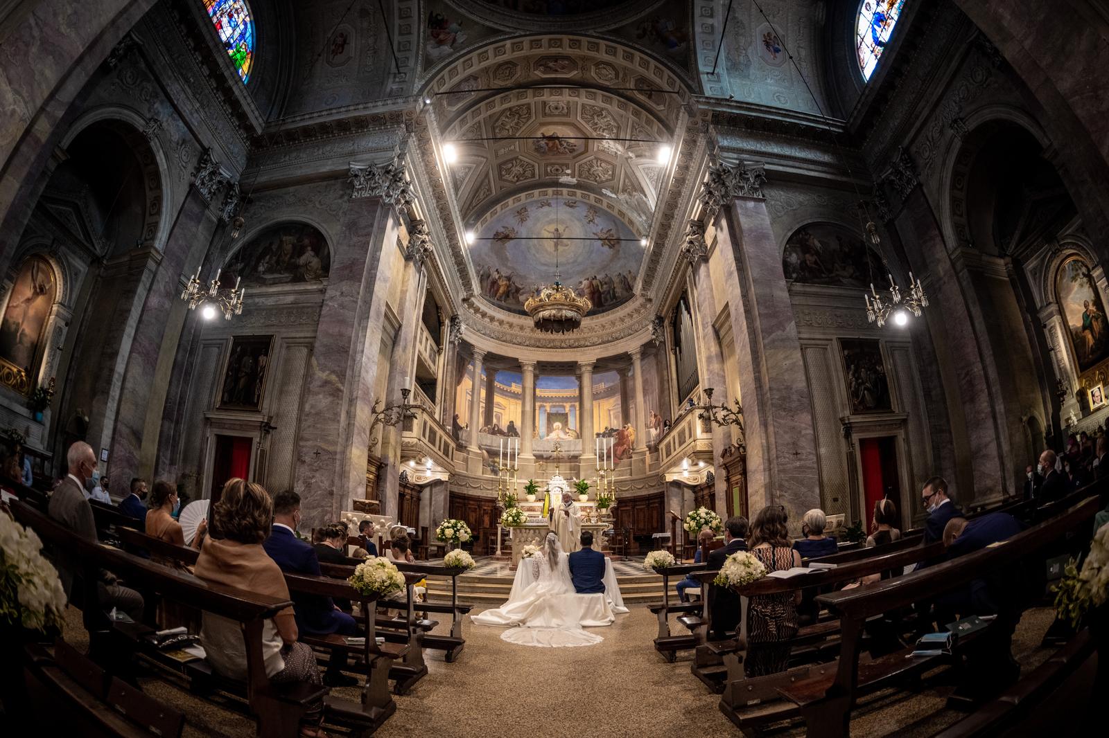 Benedizione sacerdotale altare chiesa Anna e Arnaldo