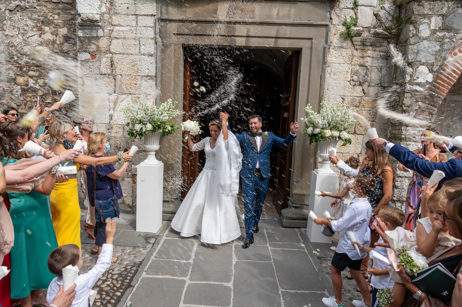 Lancio del riso sagrato pieve storica sposi felici