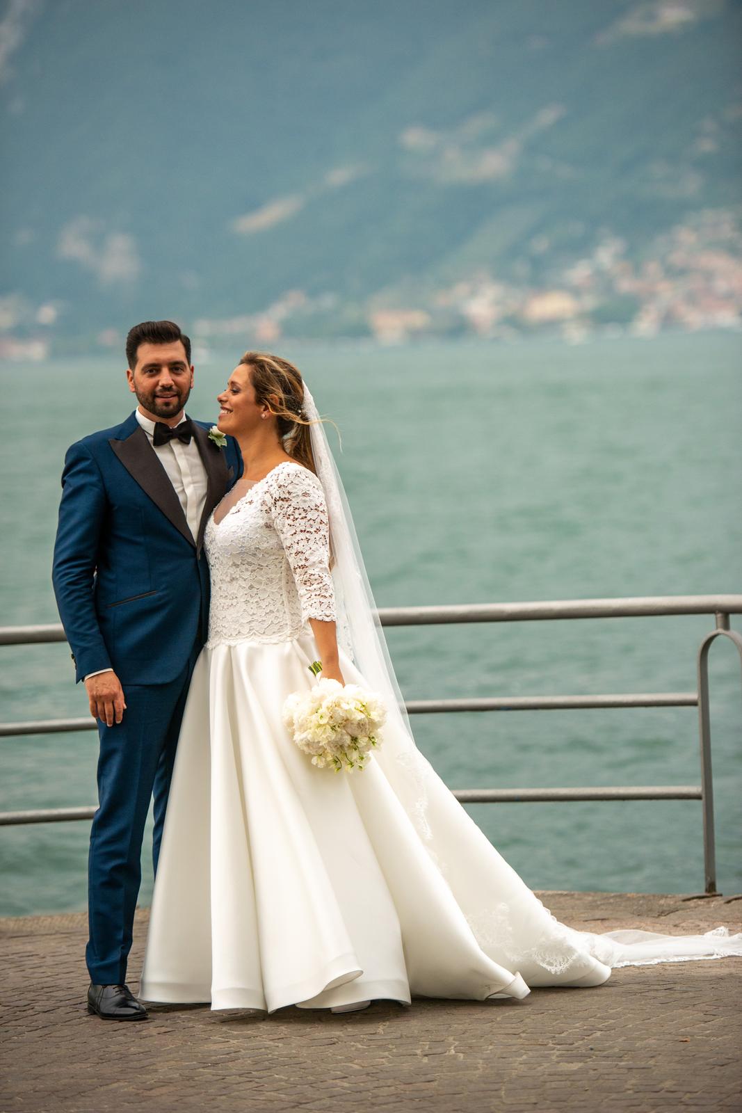 Ritratti romantici sposi banchina lago d Iseo