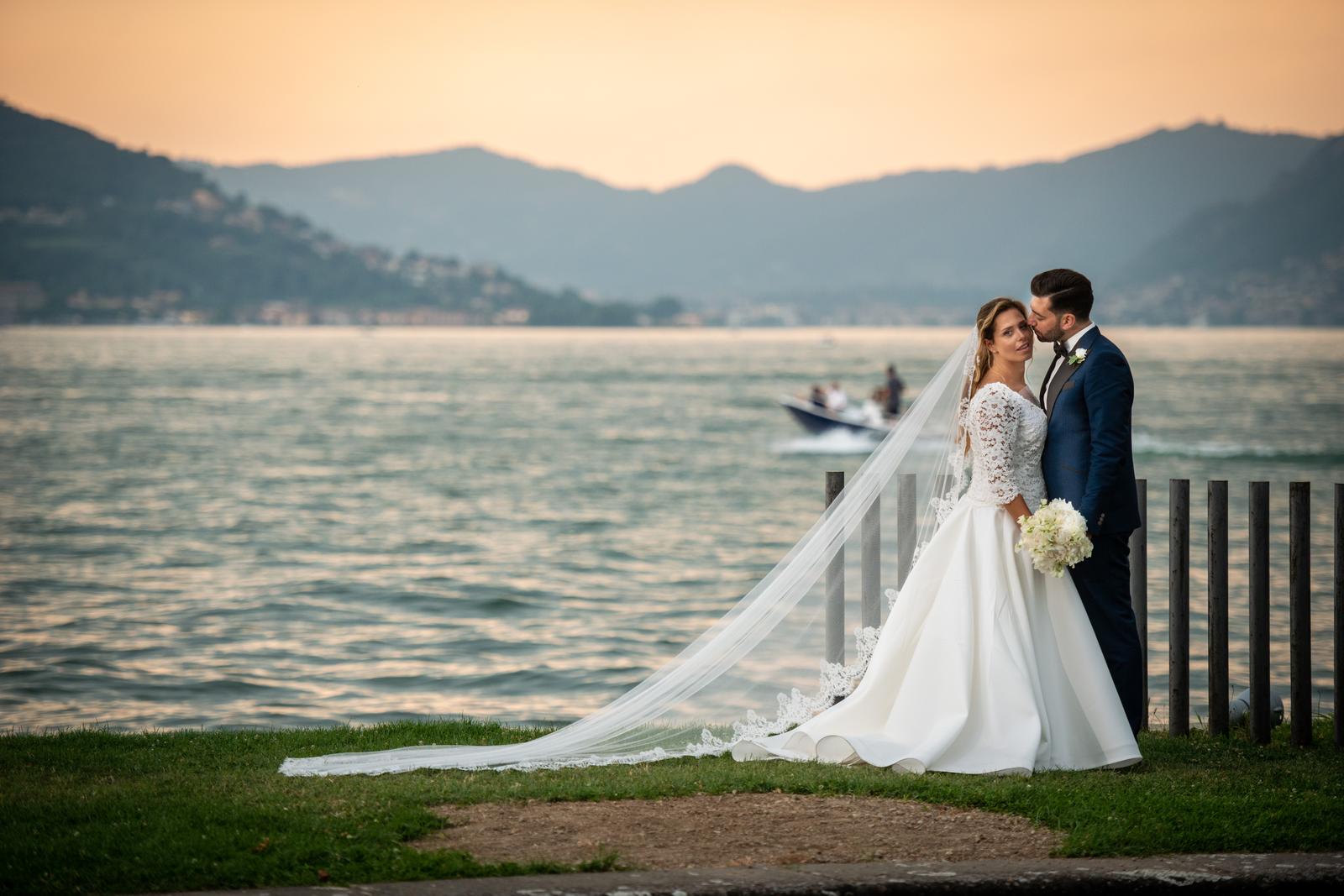 Sposi sul lago d Iseo velo sposa brezza panorama