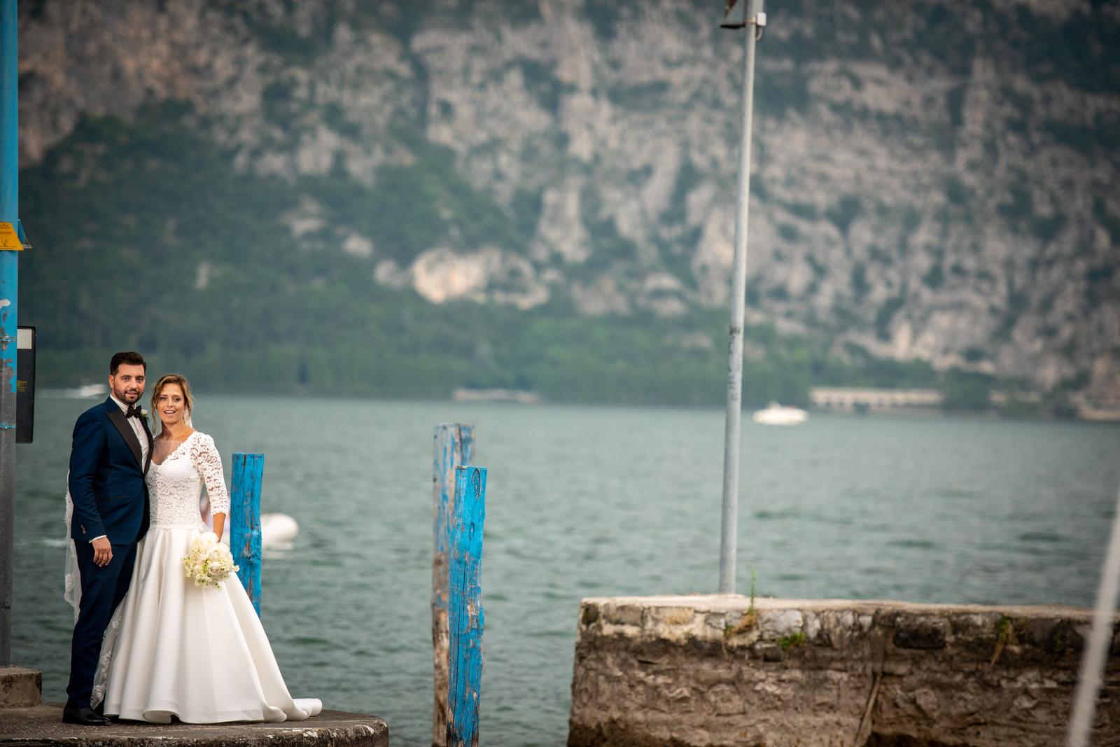 Sposi sorridenti molo lago d Iseo