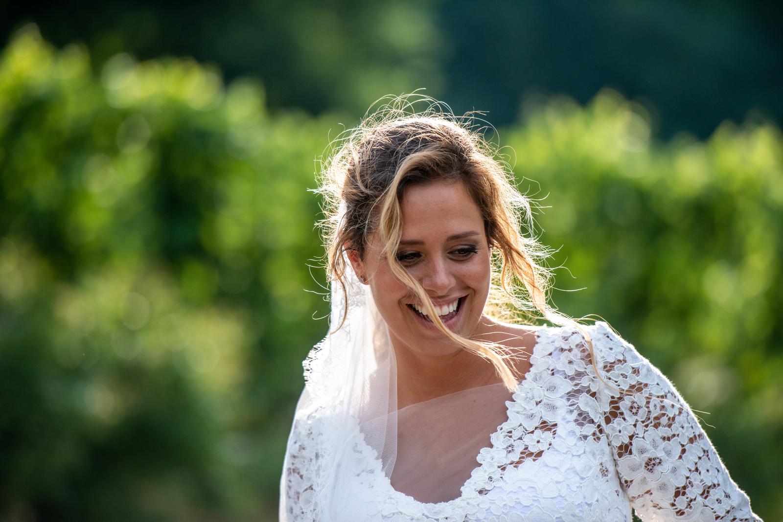 Ritratto spontaneo sposa Anna golden hour vigneti