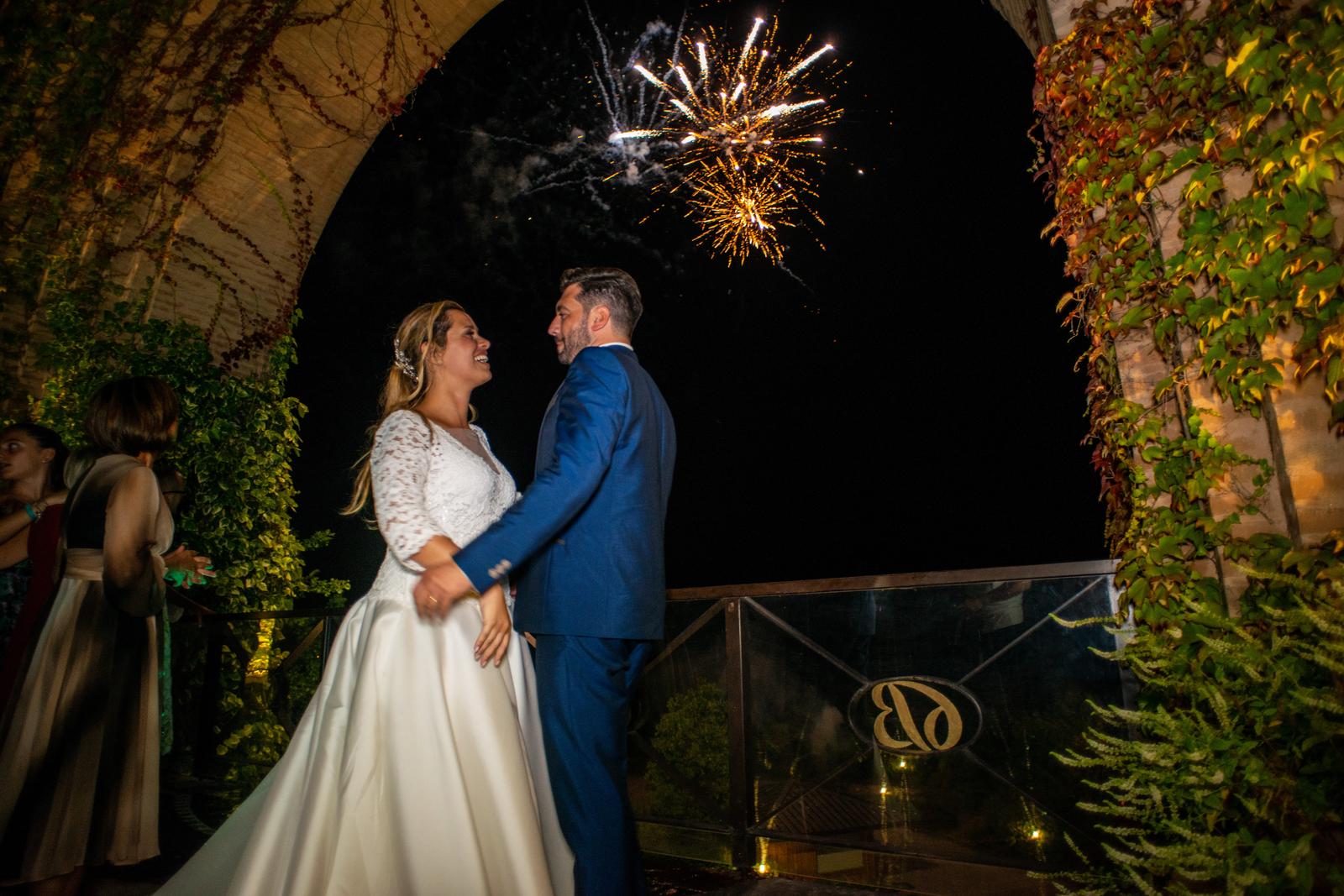 Bacio sposi fuochi d artificio Franciacorta Bellavista