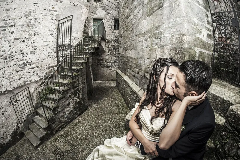 Reportage matrimonio Lago d'Orta Isola di San Giulio - Sposi nei vicoli storici in pietra Foto Aiello