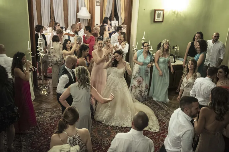 Reportage matrimonio spontaneo al ricevimento - Momenti di complicità e festa Foto Aiello