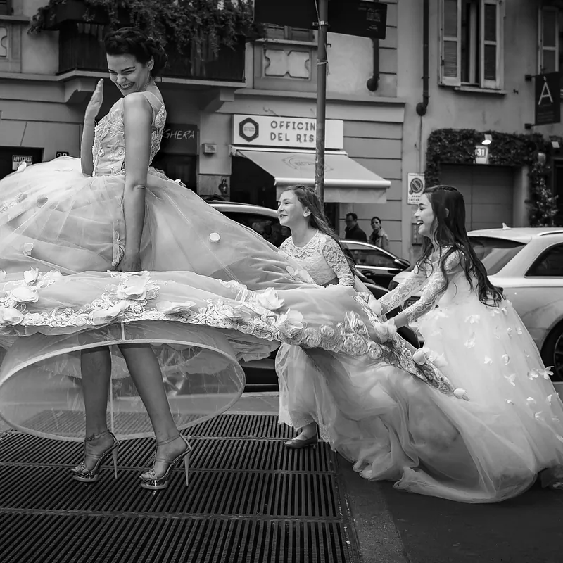 Reportage sposa e damigelle bambine in bianco e nero Milano - Foto Aiello