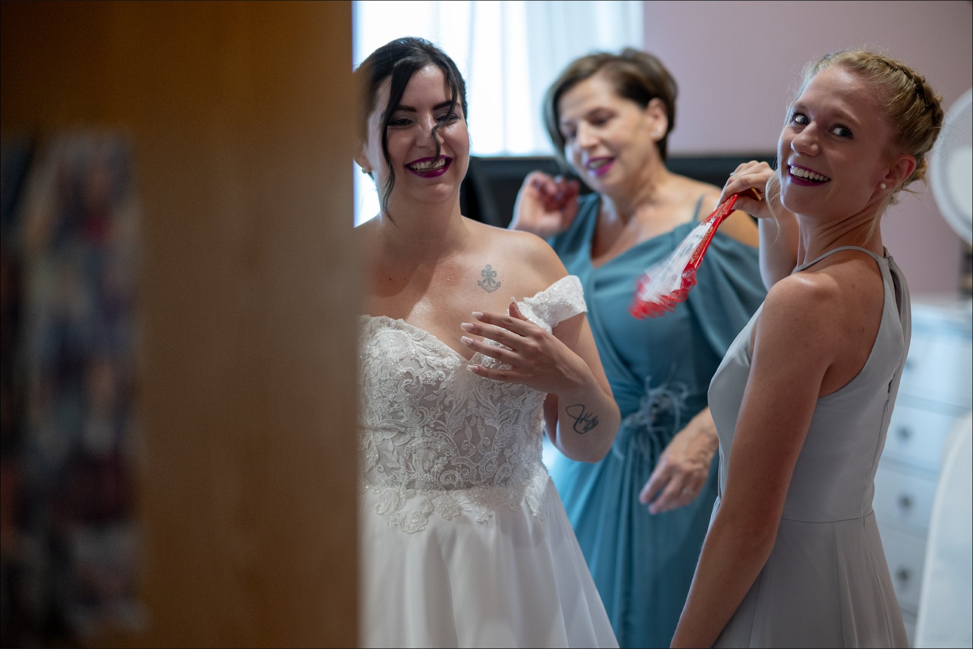 Vestizione sposa gesti affettuosi famiglia