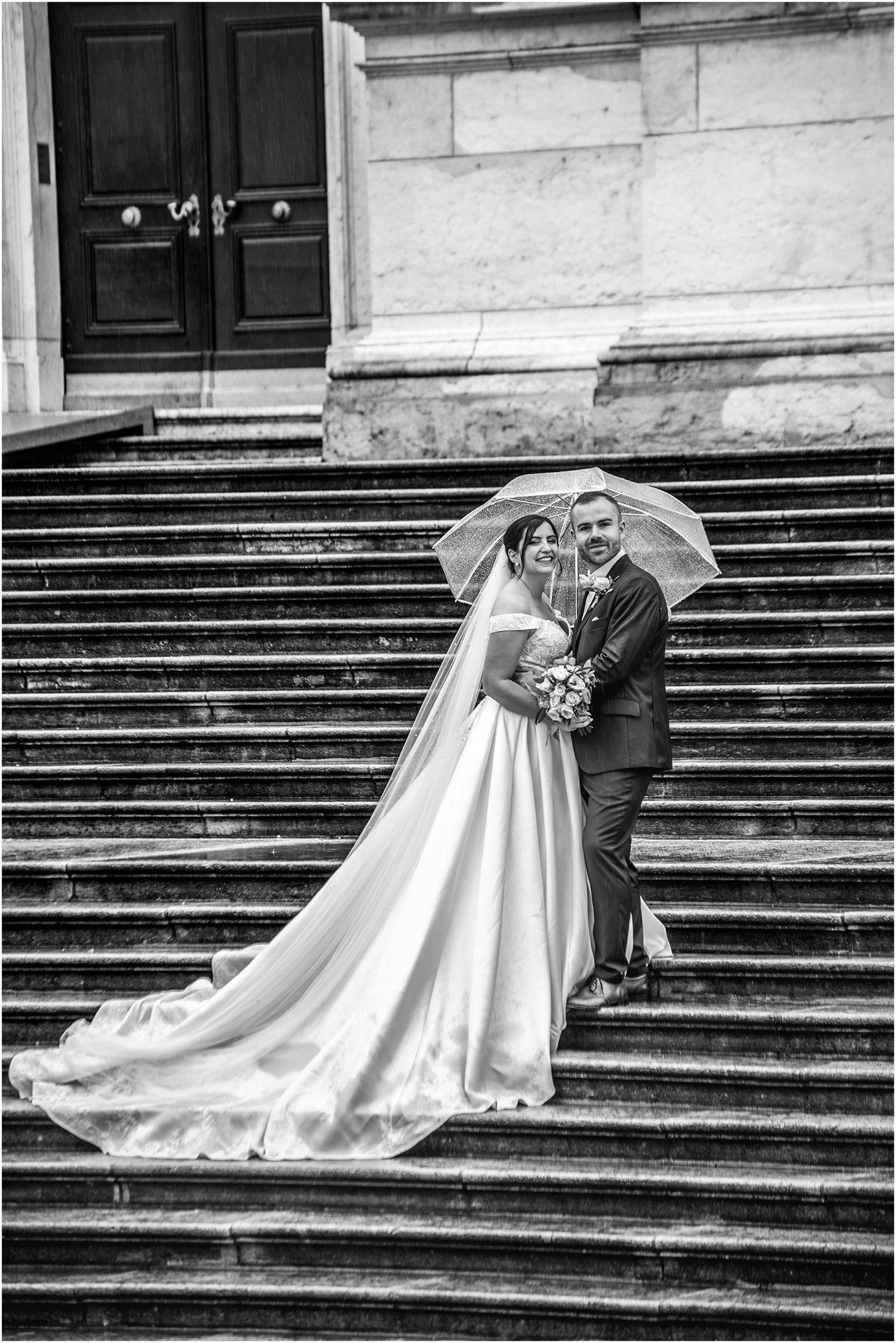 Commozione e sguardi sposi rito cattedrale