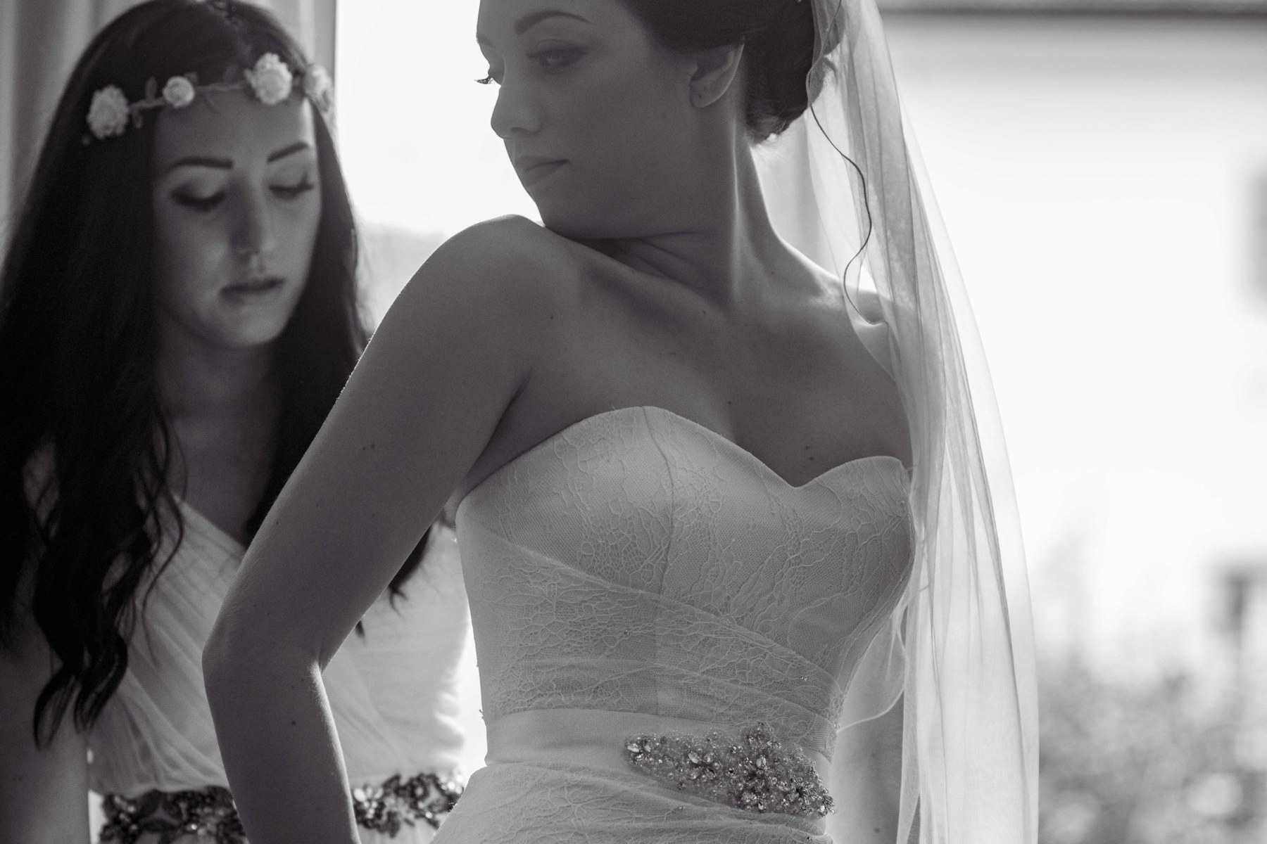Vestizione sposa Bibiana con velo candido