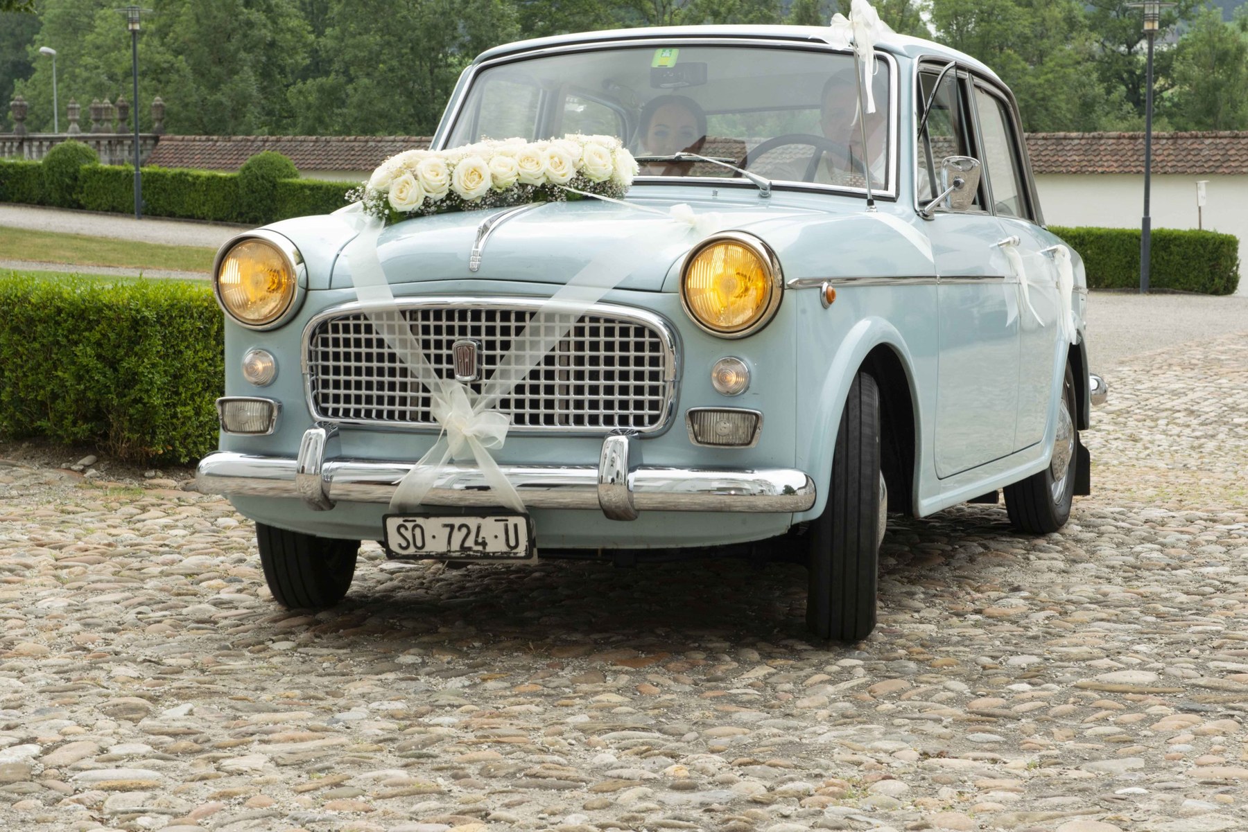 Gesti affettuosi e preparazione sposa Svizzera