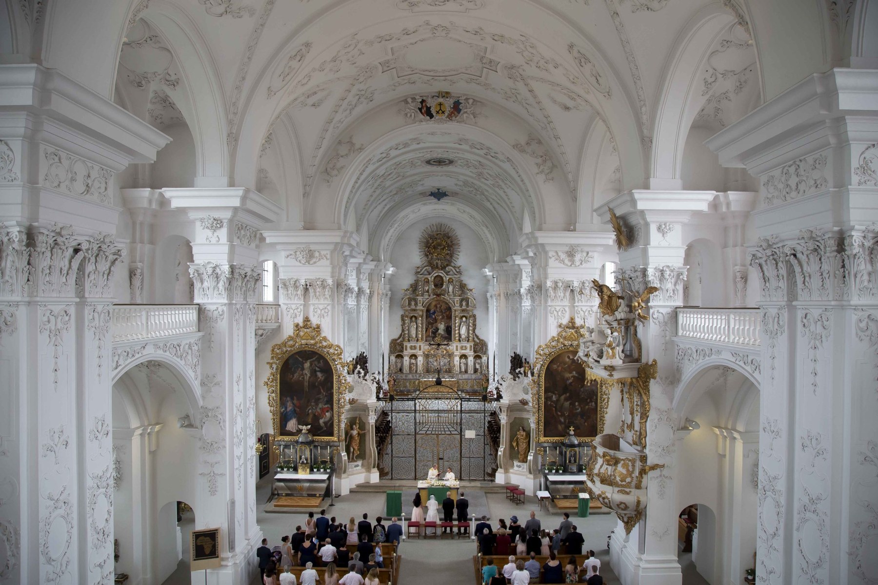 Uscita navata marmi sposi sorridenti St Urban