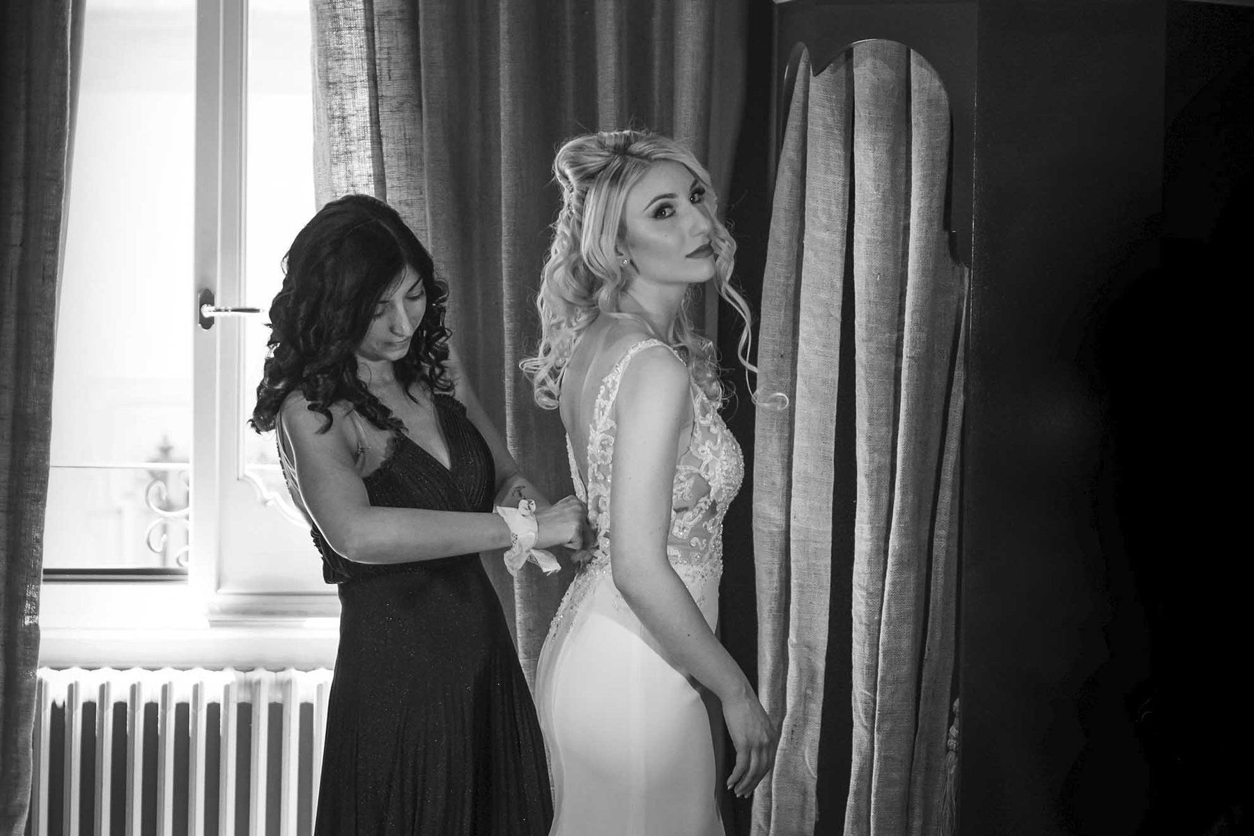 Preparativi sposa Patrizia vestizione pizzo Milano