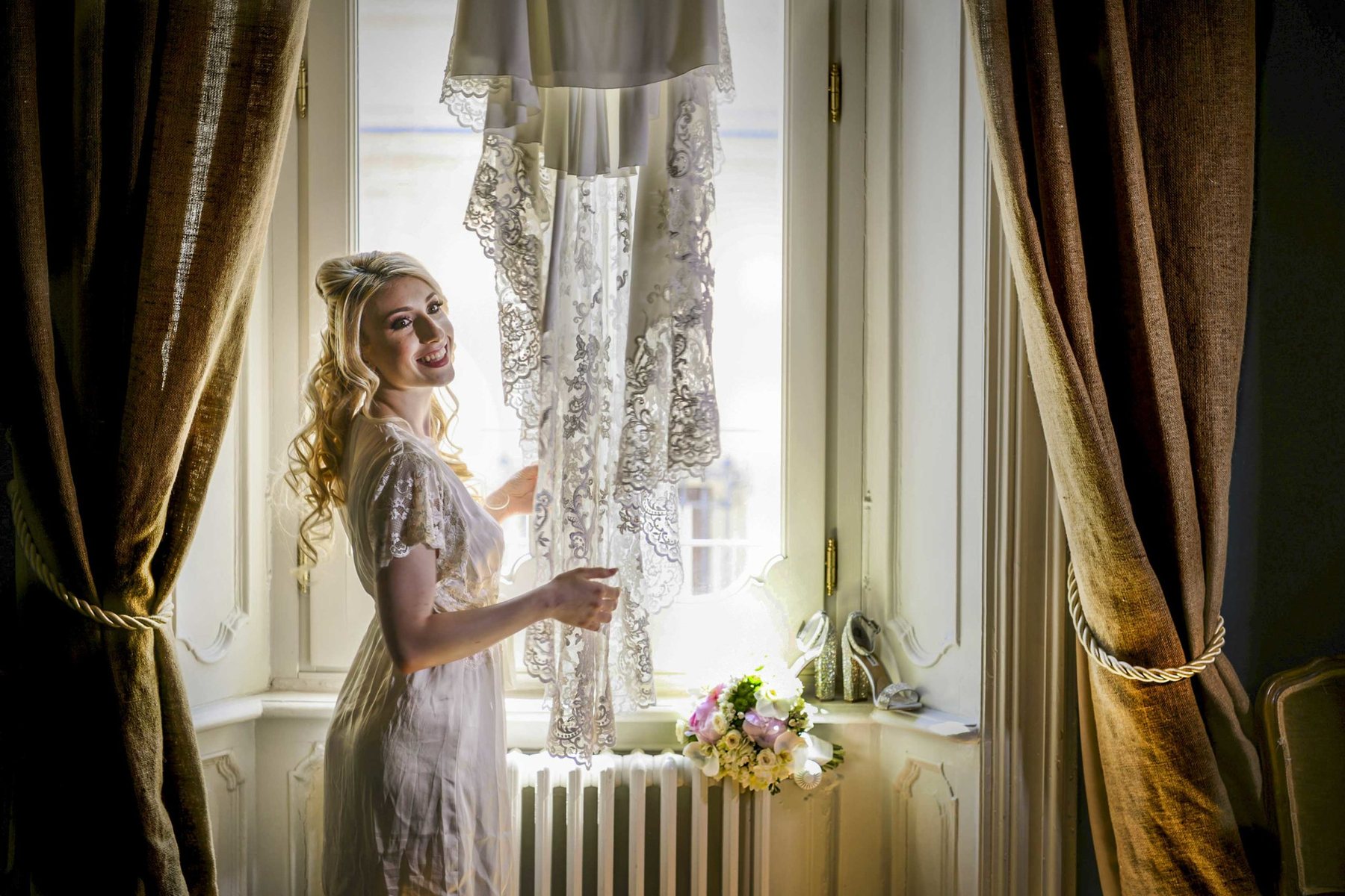 Patrizia alla finestra luce naturale Milano