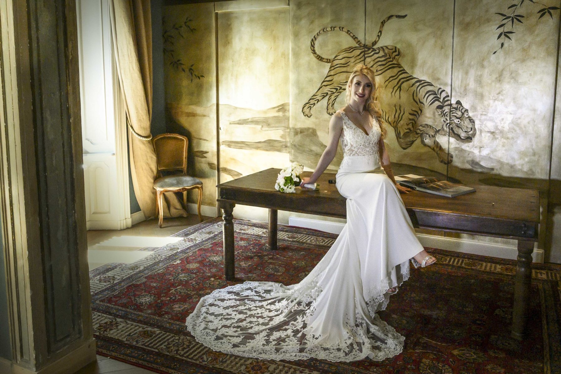 Sposa Patrizia strascico pizzo paravento tigre Milano