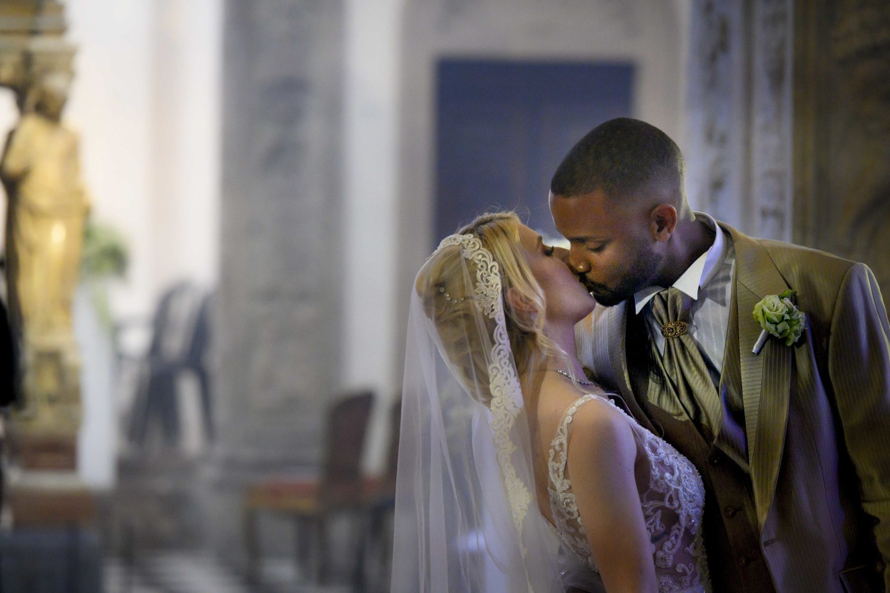 Il bacio degli sposi chiesa centro Milano marmi storici