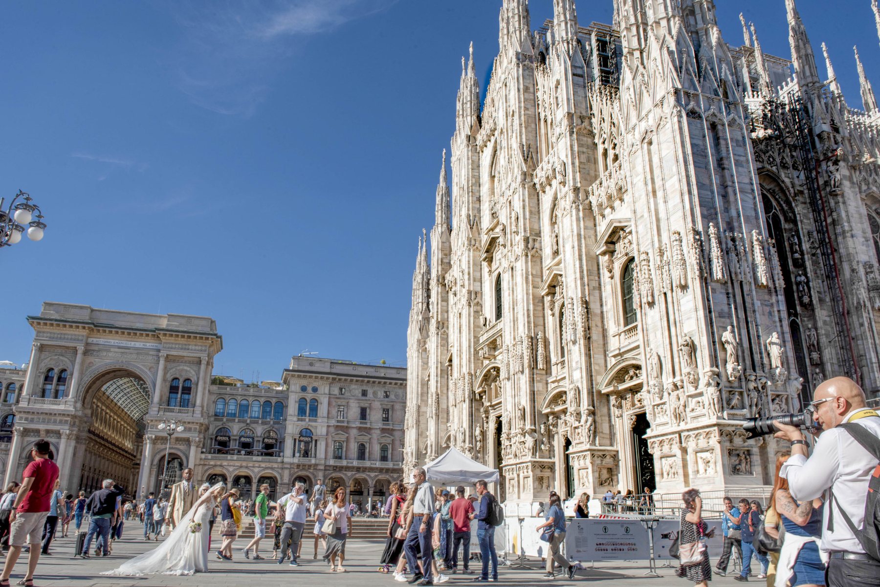 Patrizia e Pedro Piazza Duomo Milano arco Galleria