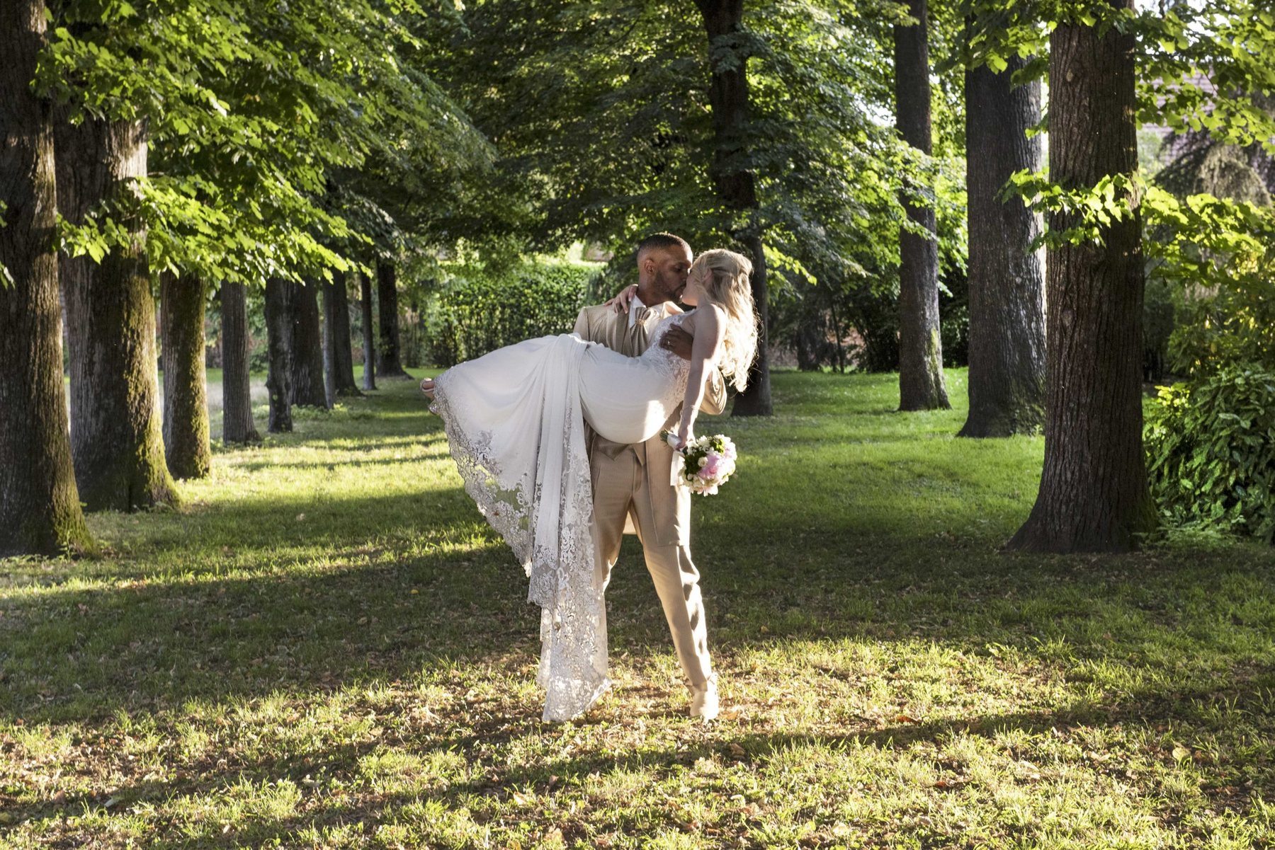 Pedro solleva sposa Patrizia viale alberato parco Villa Scheibler