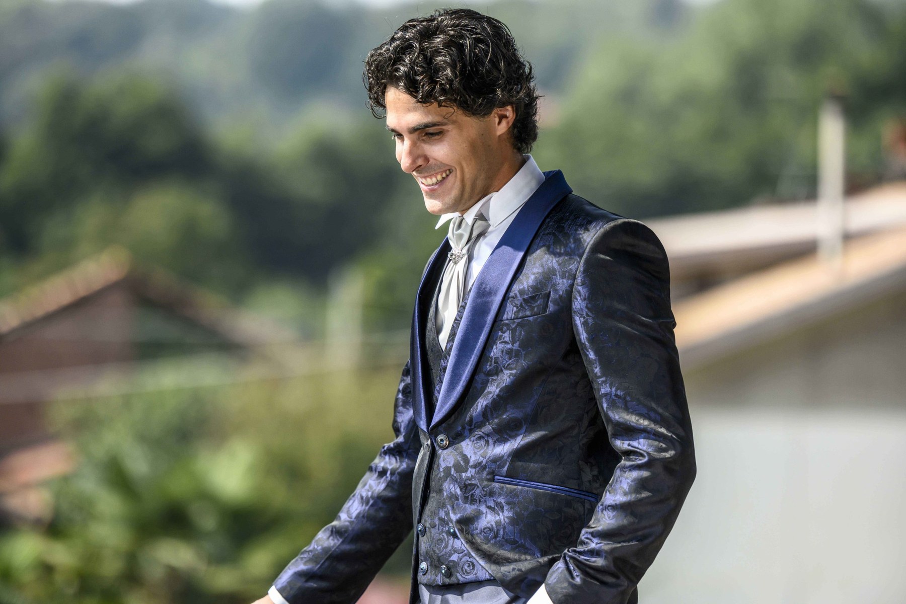 Sposo Paolo sorriso abito blu damascato