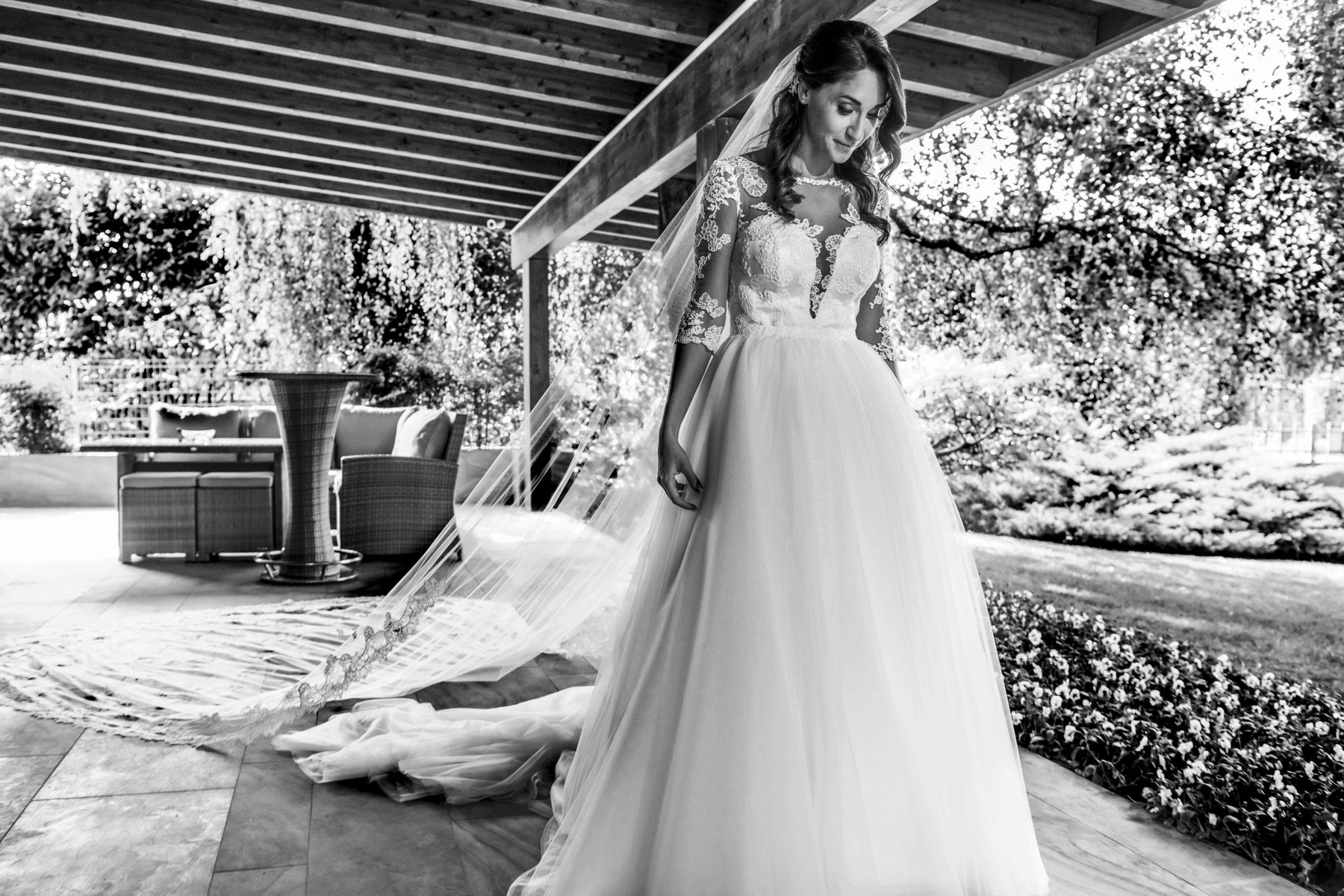 Sposa veranda fiorita bianco e nero abito nozze
