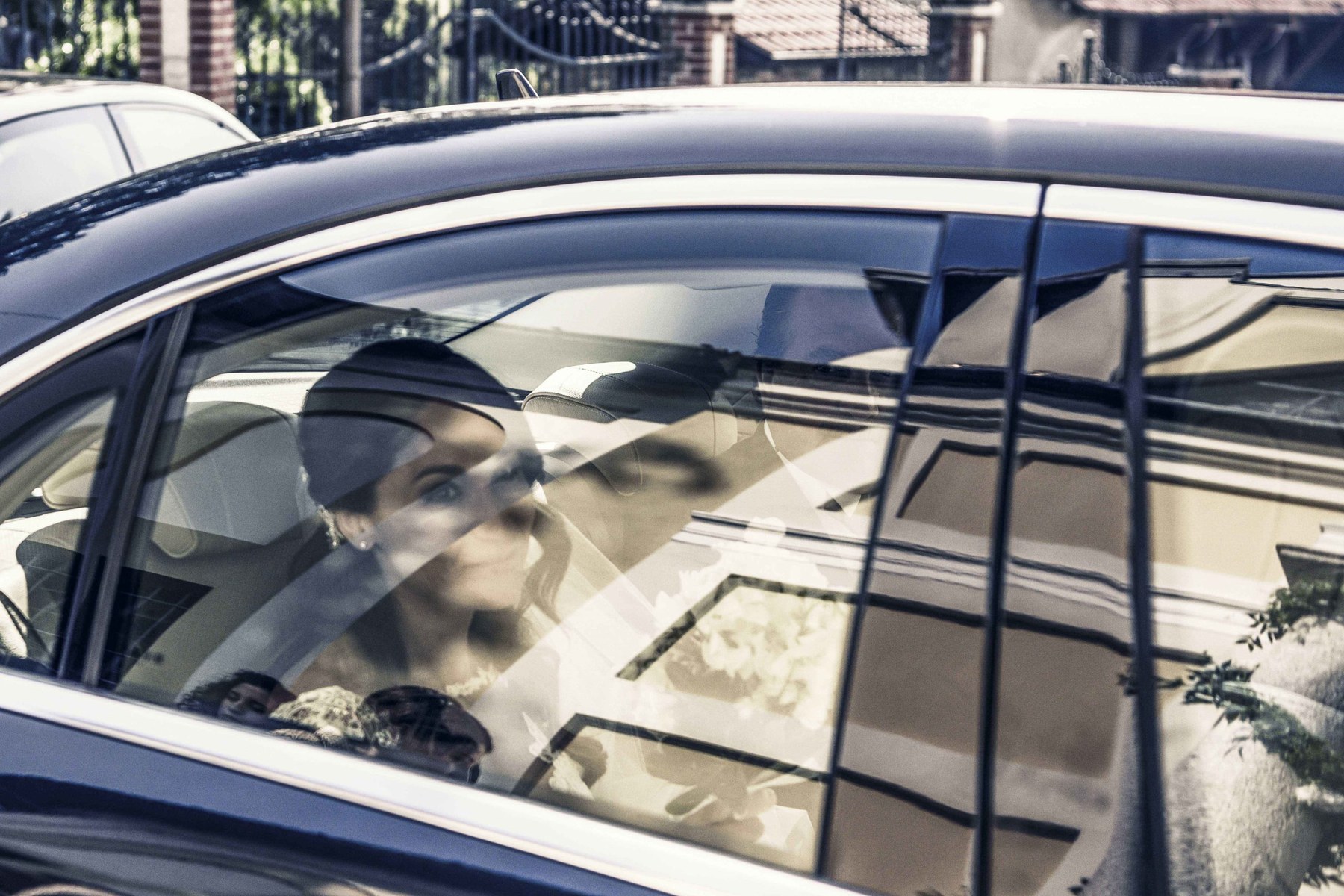 Sposa riflesso finestrino auto nozze arrivo chiesa