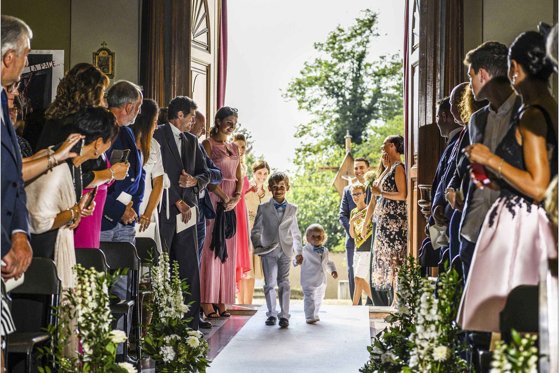 Ingresso sposa navata chiesa gremita