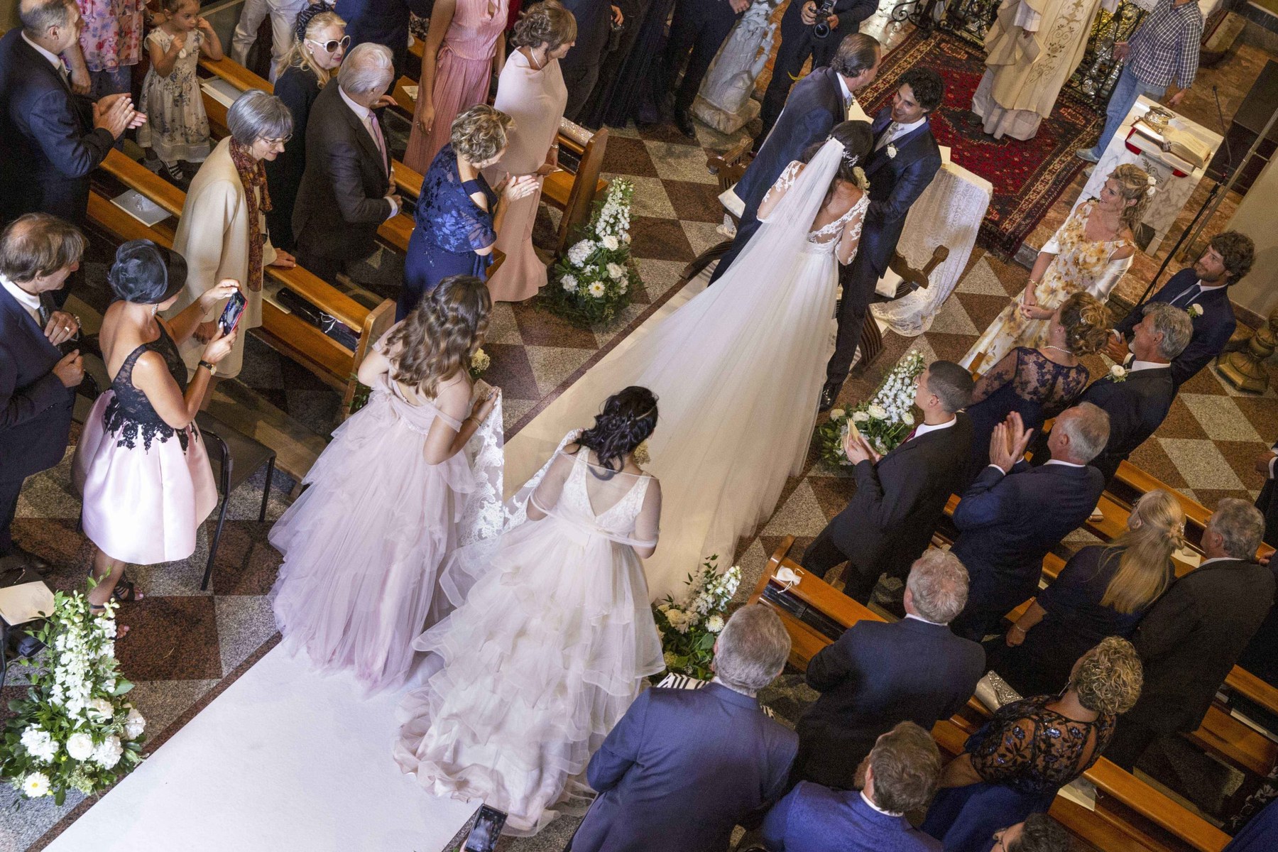 Veduta aerea cantoria navata chiesa matrimonio Erika Paolo
