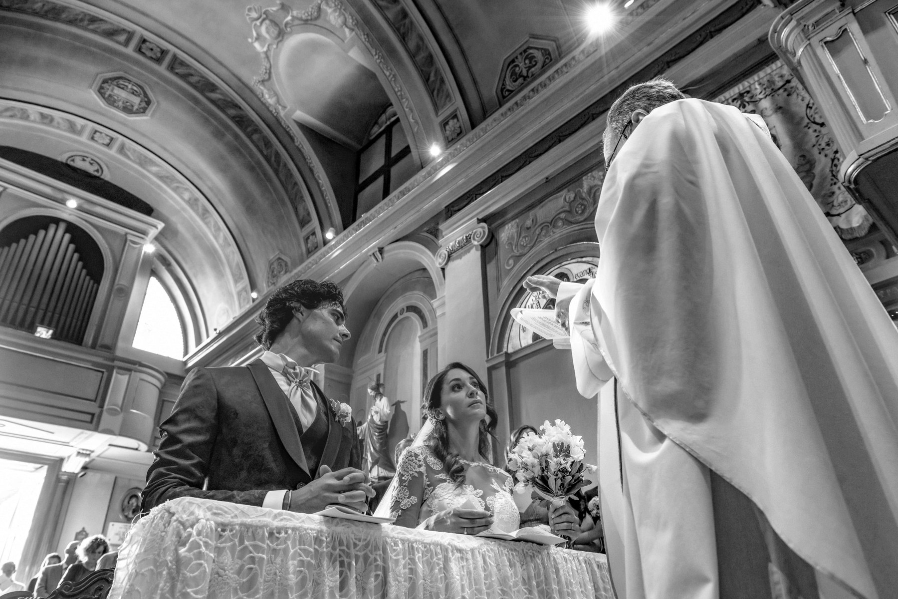 Scambio promesse altare matrimonio bianco e nero
