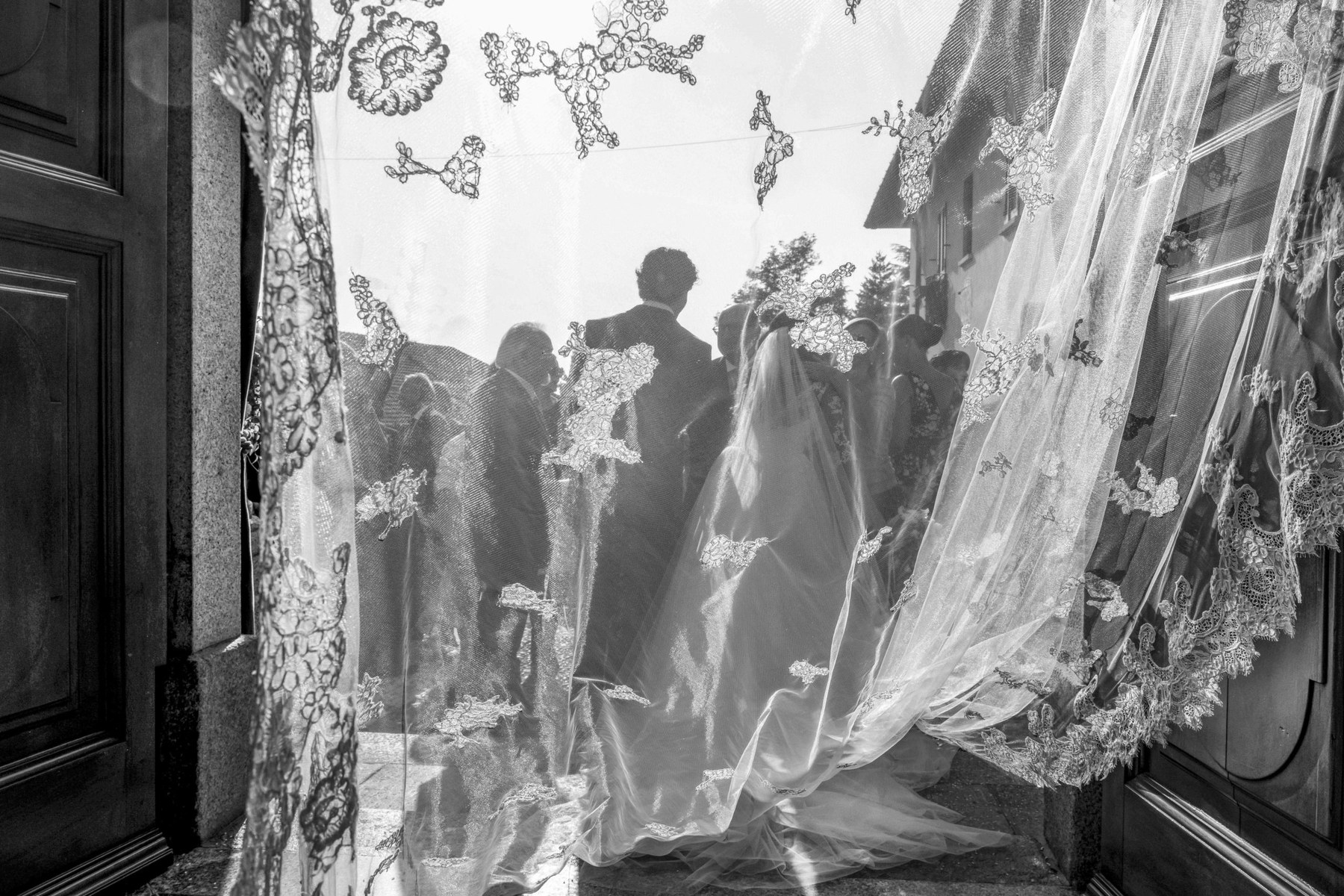 Dettaglio trama velo ricamato sposa chiesa