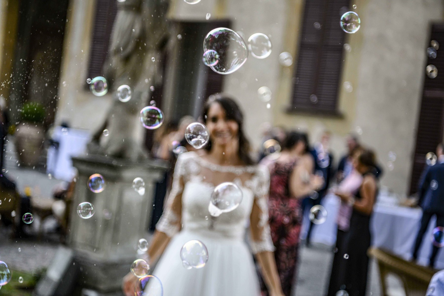 Sposa Erika bolle di sapone cortile Villa Gaia Gandini