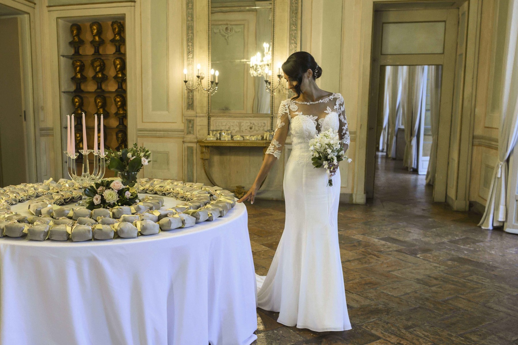 Sposa sala affrescata tavolo dolci confetti Villa Gaia Gandini