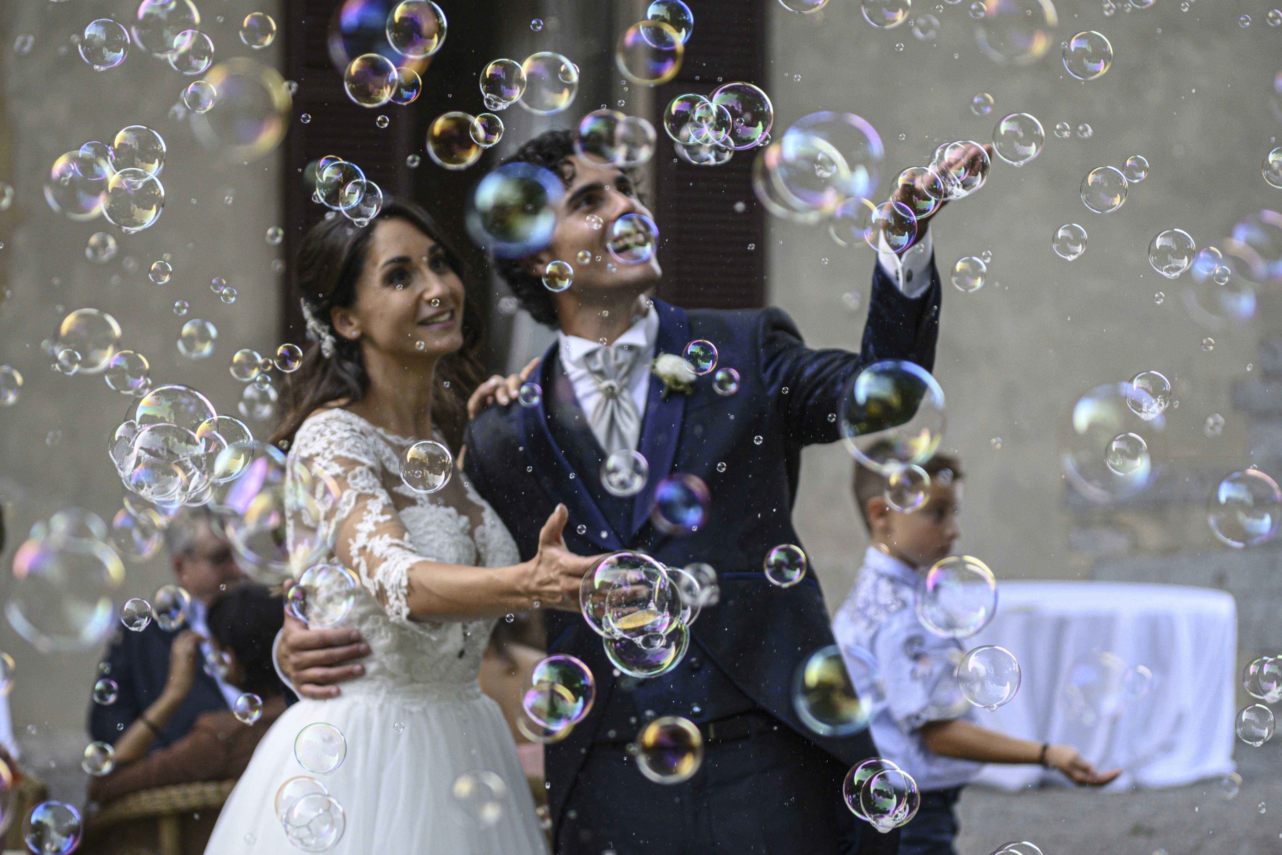 Erika e Paolo bolle di sapone corte Villa Gaia Gandini