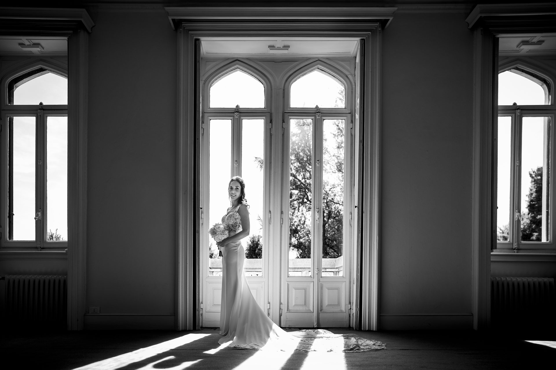 Sposa Arianna silhouette controluce finestre storiche Villa Lattuada