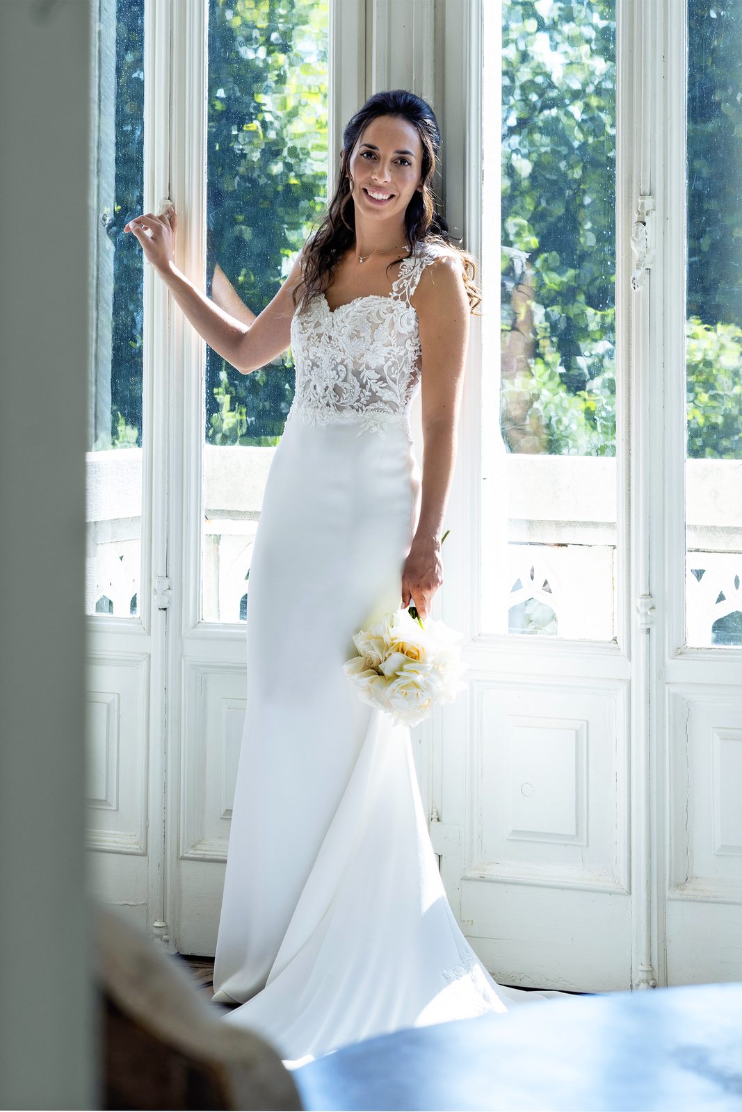 Ritratto luminoso sposa Arianna con abito e bouquet