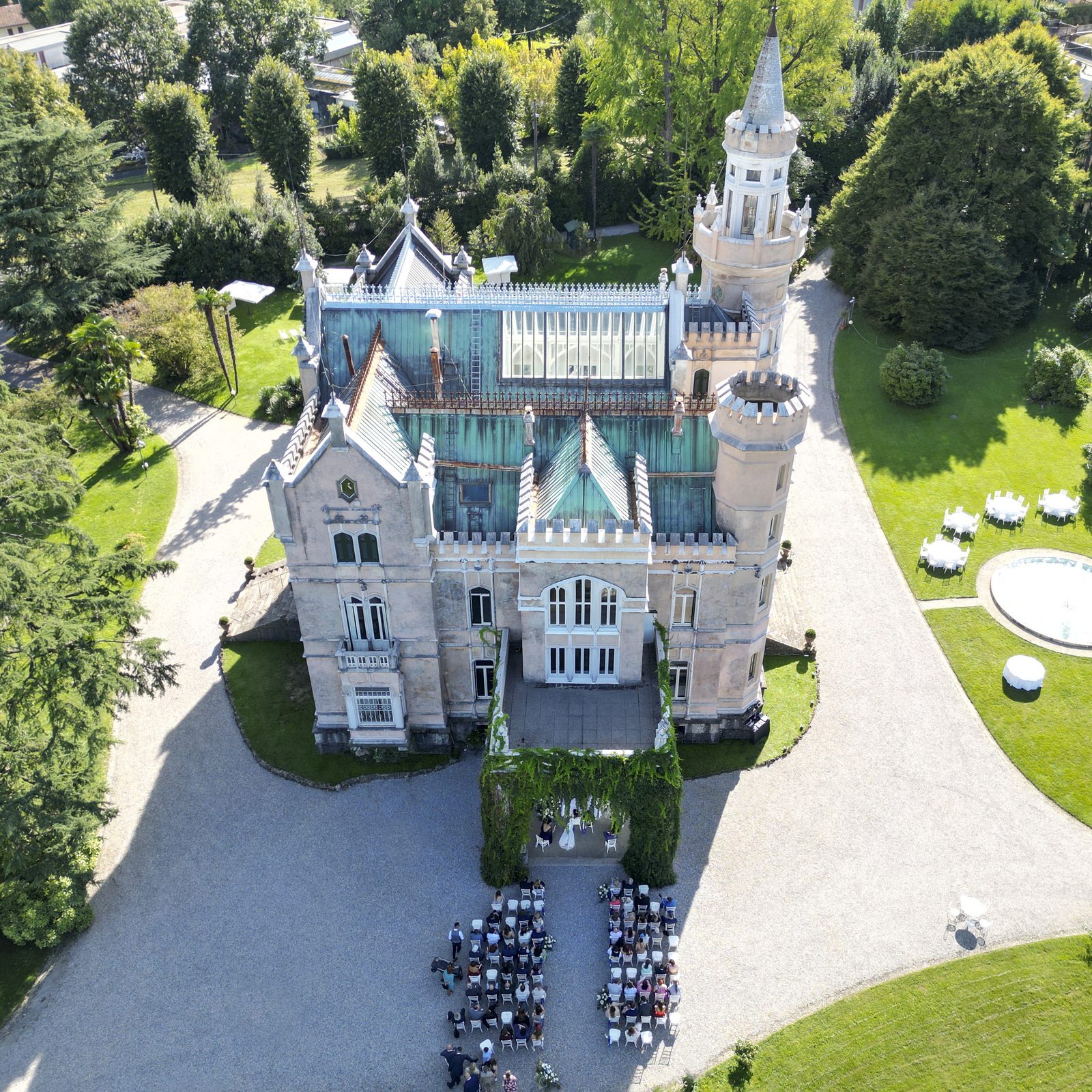 Cerimonia all aperto nel parco di Villa Lattuada dal drone