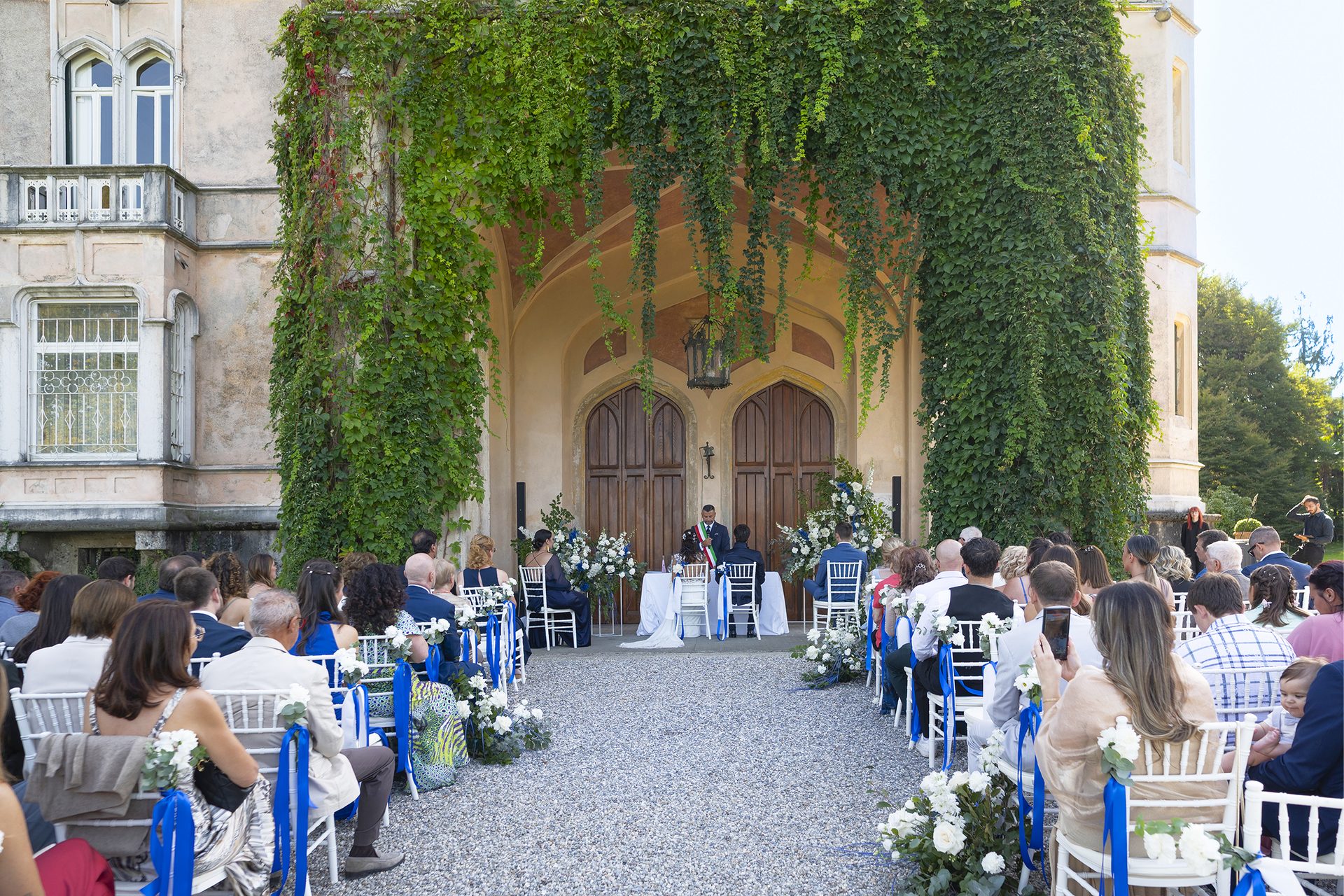 Rito civile matrimonio sotto gli arconi monumentali Villa Lattuada