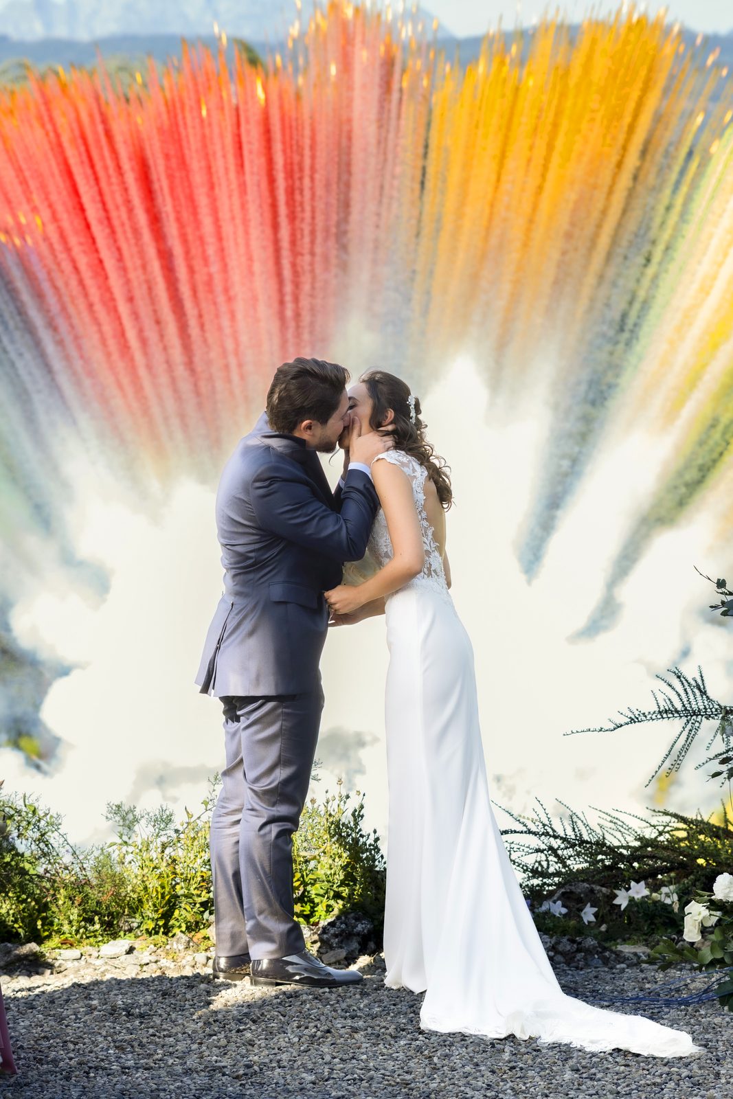 Bacio sposi fumi colorati arcobaleno matrimonio Villa Lattuada