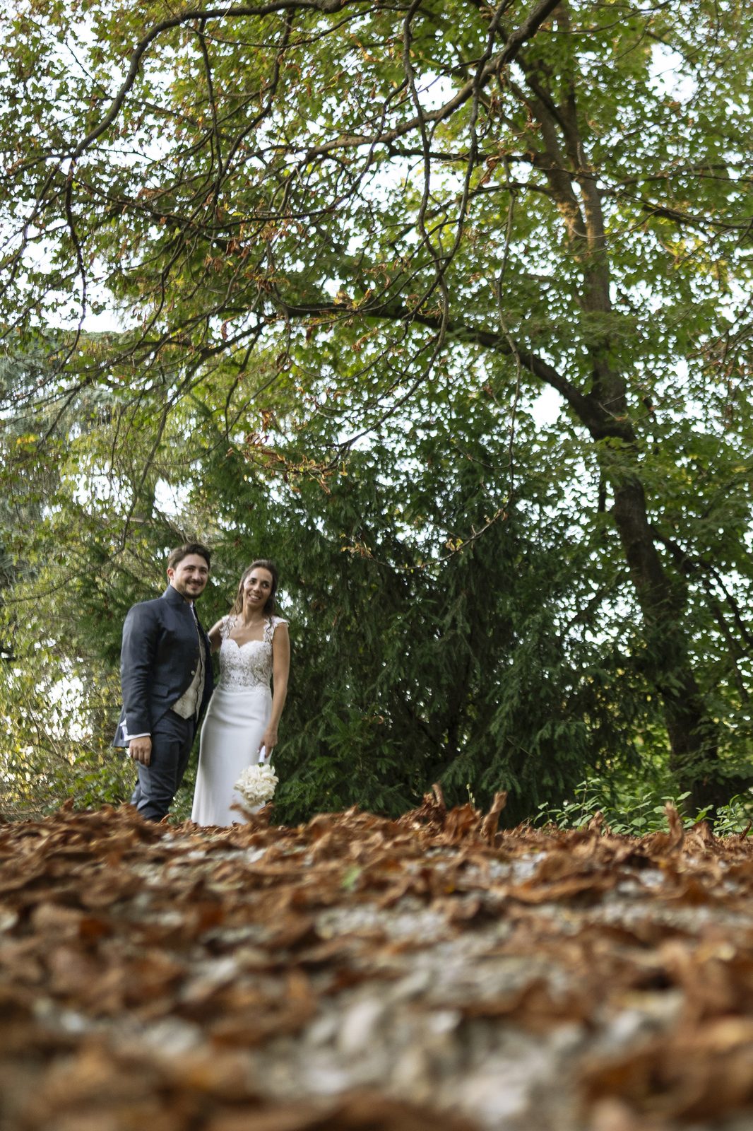 Passeggiata romantica sposi nel bosco Villa Lattuada