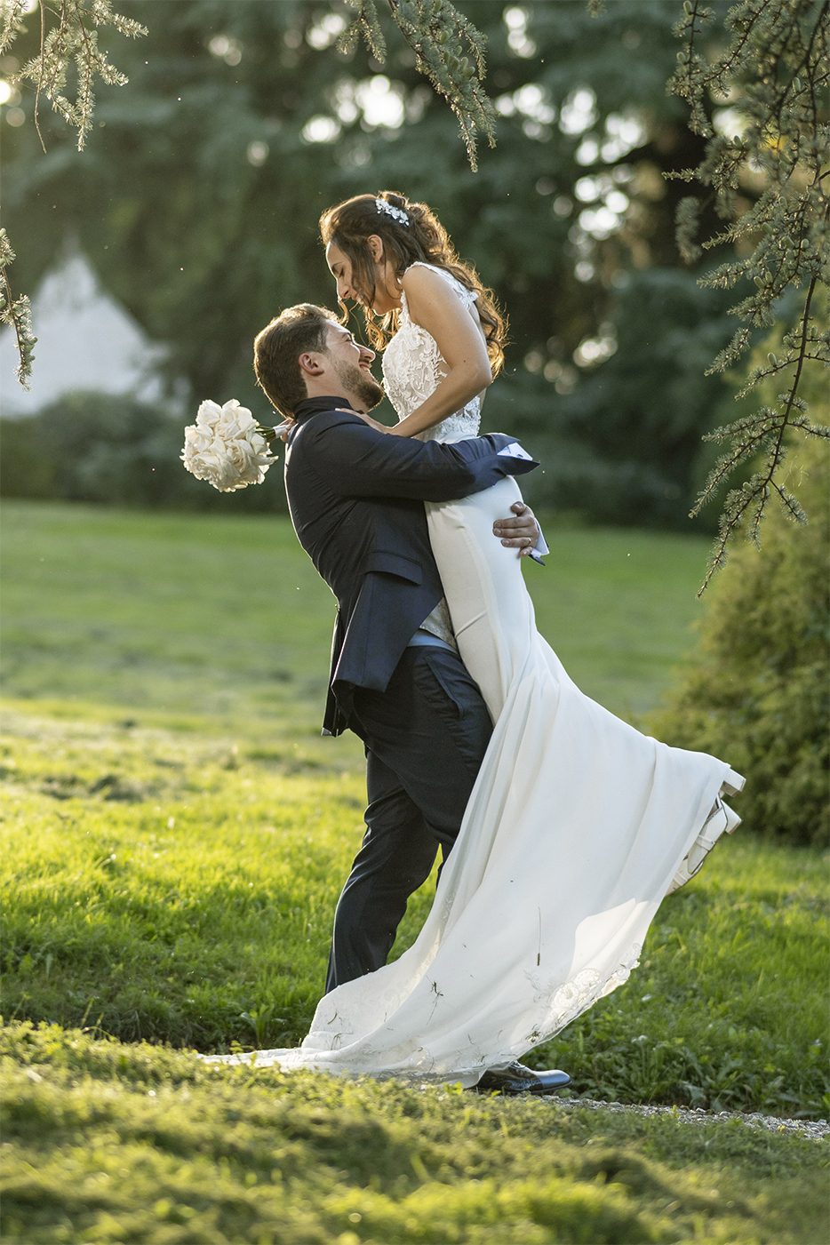 Sposo solleva la sposa nel prato Villa Lattuada