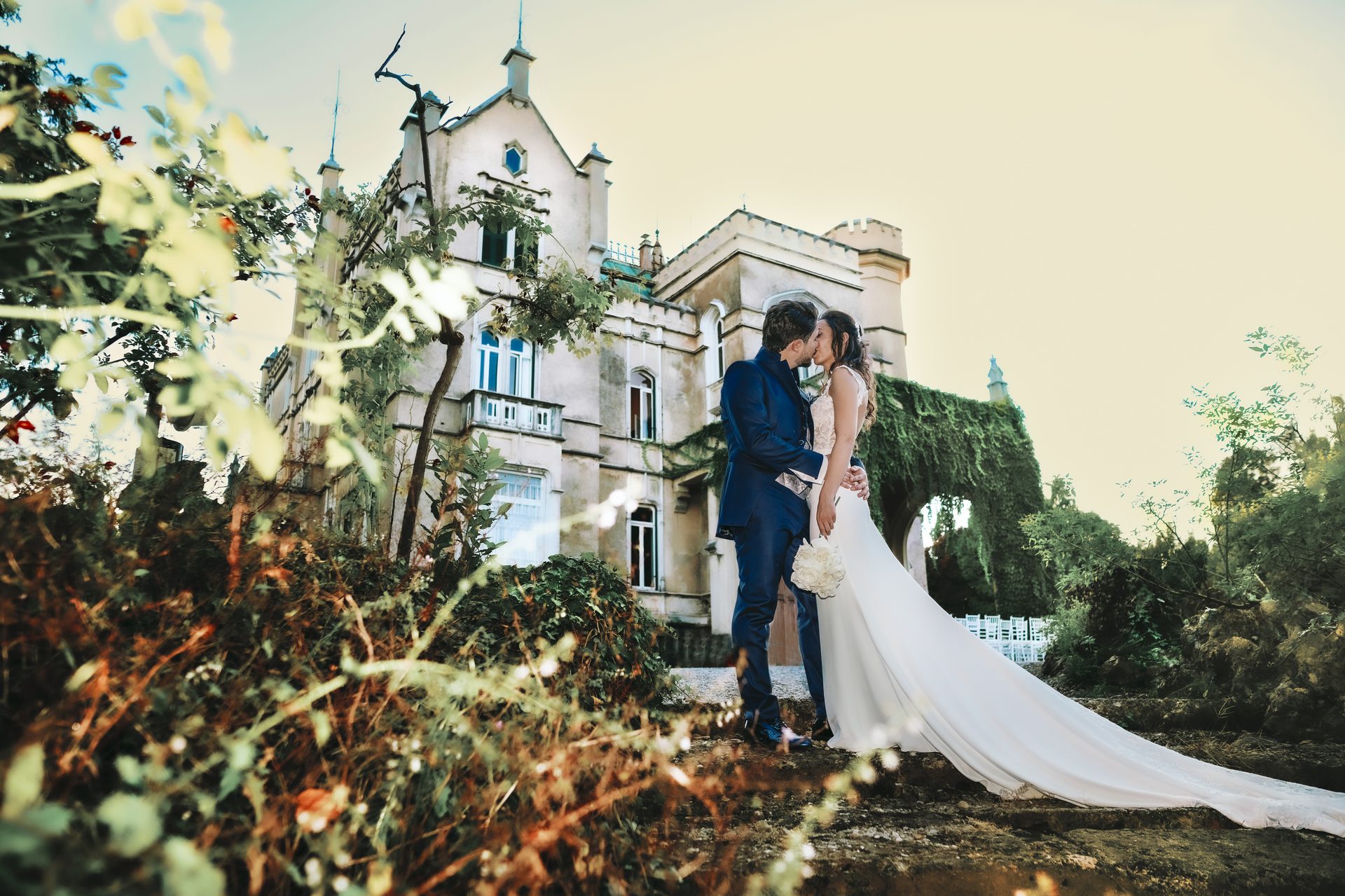 Bacio sposi facciata neogotica Villa Lattuada