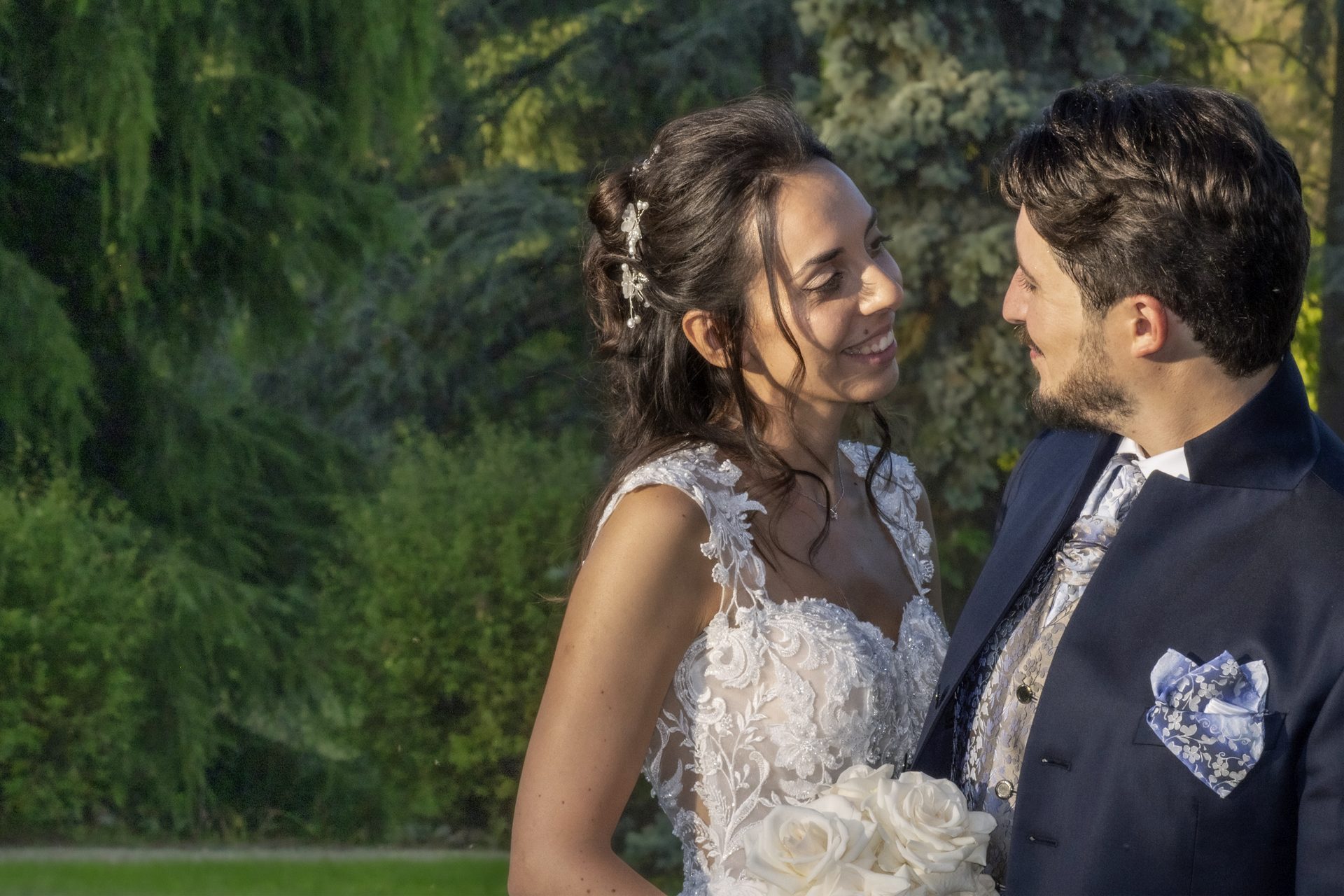 Primo piano sorrisi sposi matrimonio naturale
