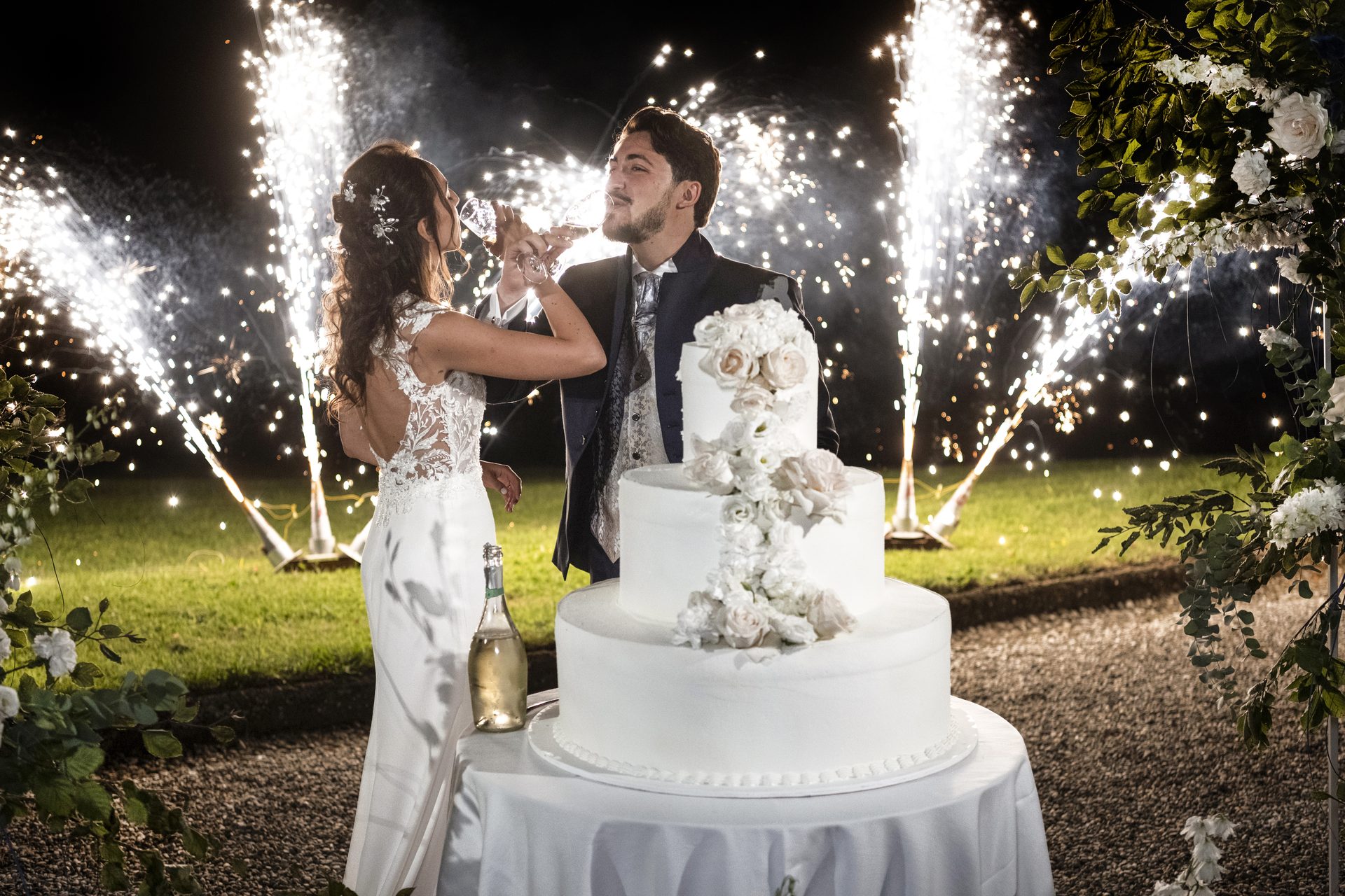 Taglio torta fontane luminose Villa Lattuada